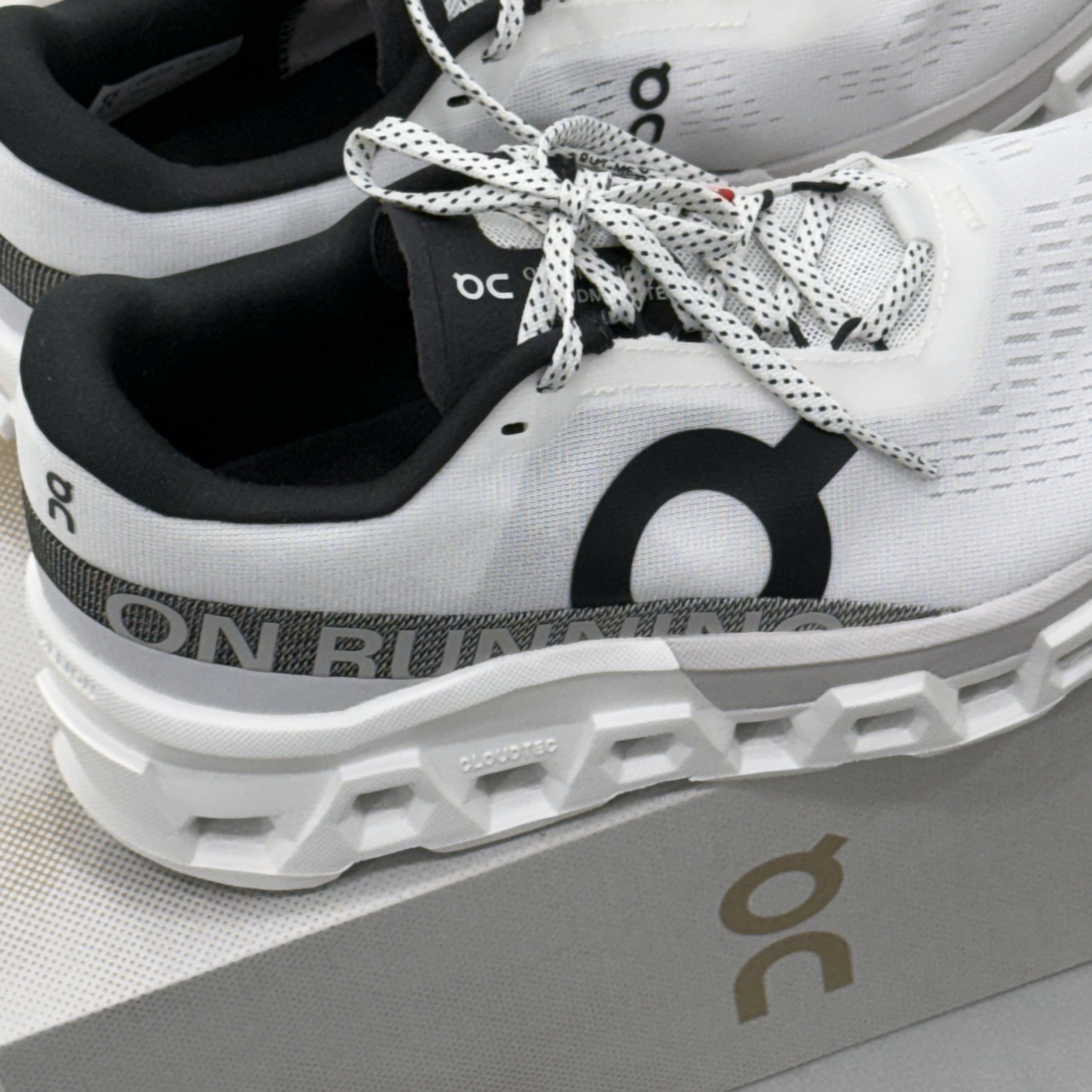 (W) On Running Cloudmonster 2 White Frost 착용 스타일 - 2