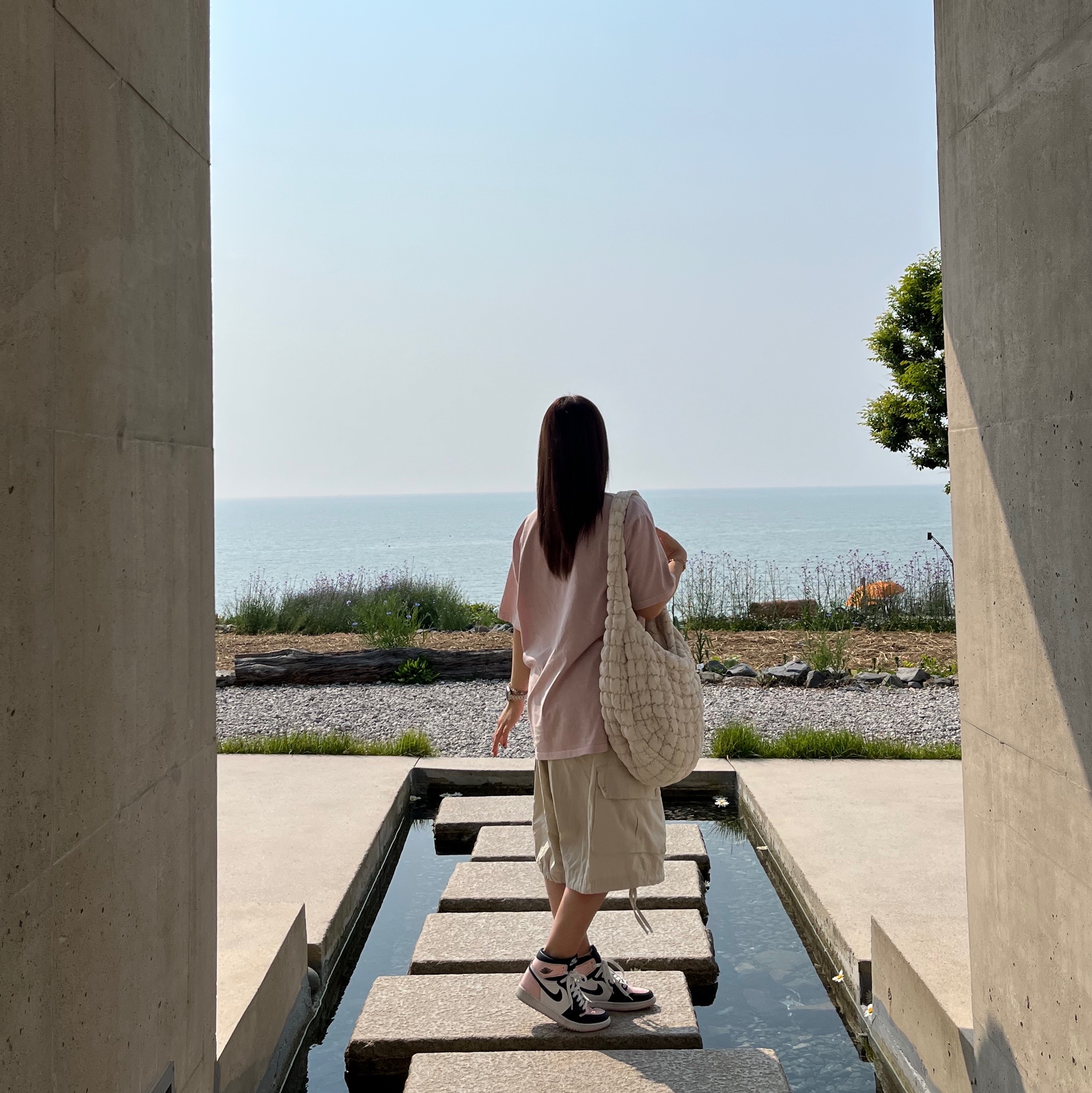 (W) Jordan 1 Retro High OG Atmosphere, COS Quilted Oversized Shoulder Bag Off White Light Beige 착용 스타일 - 2