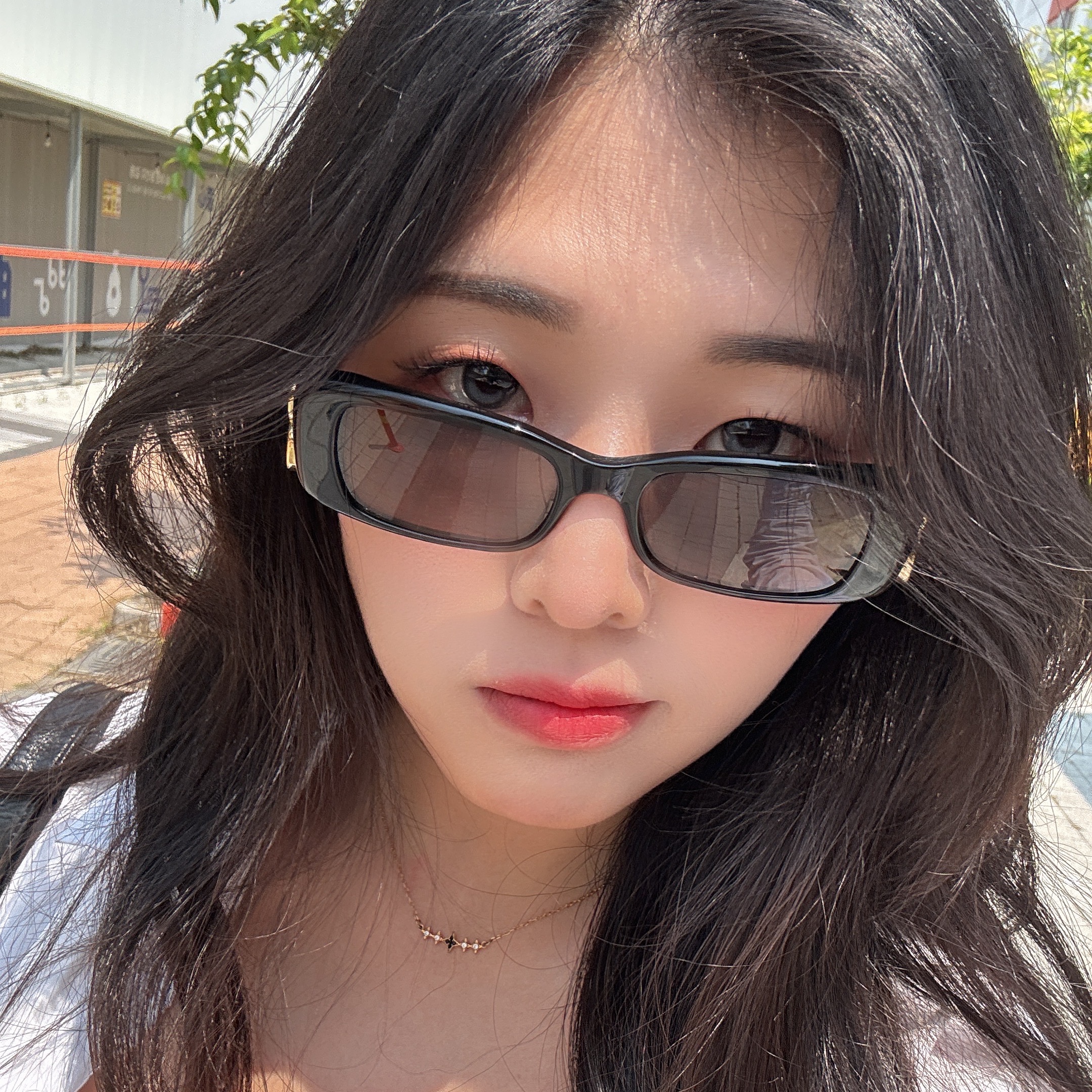 (W) Balenciaga Dynasty Rectangle Sunglasses Black 착용 스타일 - 1