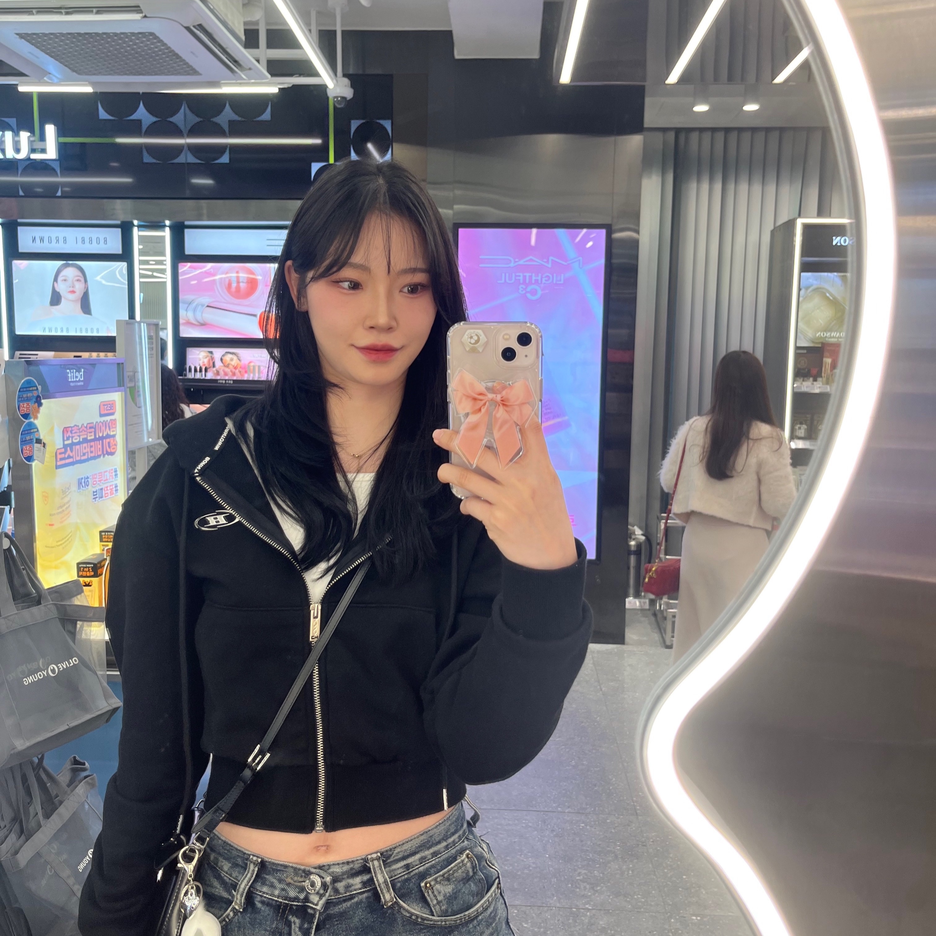 BORN TO WIN Chrome B Crop Zip-Up Hoodie Black 착용 스타일