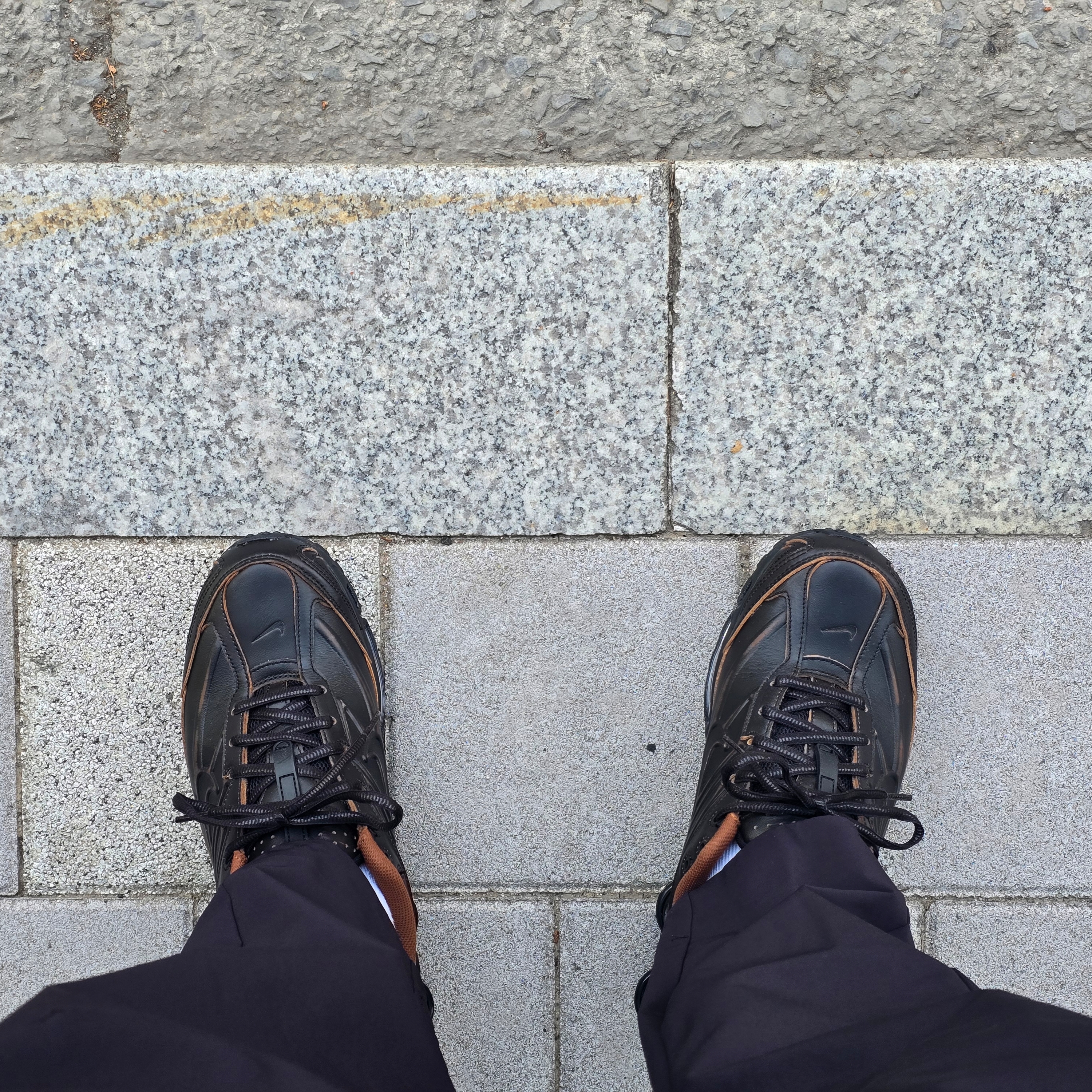 Nike Shox Ride 2 PRM Black and Light British Tan 착용 스타일