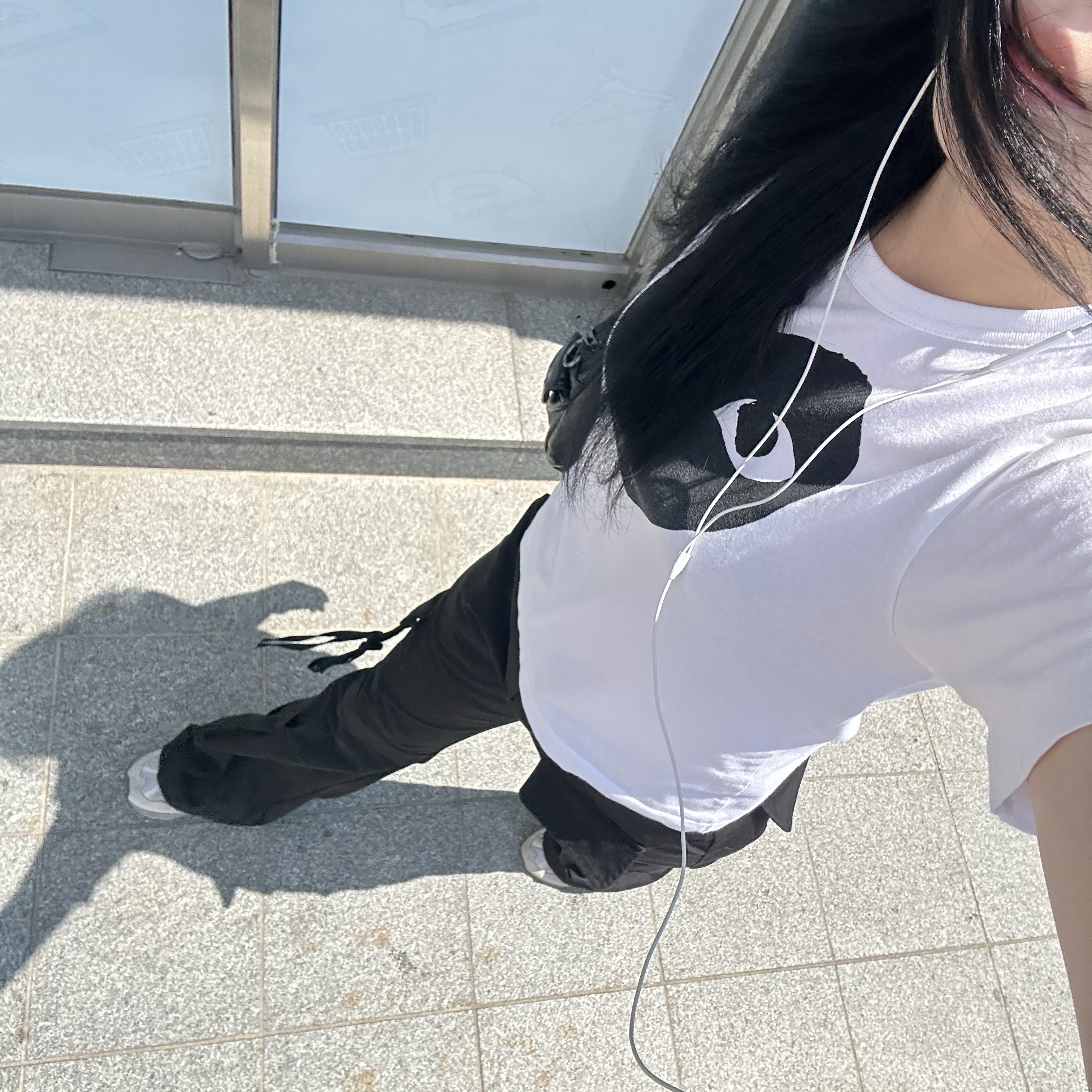 (W) Play Comme des Garcons Black Heart T-Shirt White, Asics Gel-Sonoma 15-50 Oyster Grey 착용 스타일 - 2