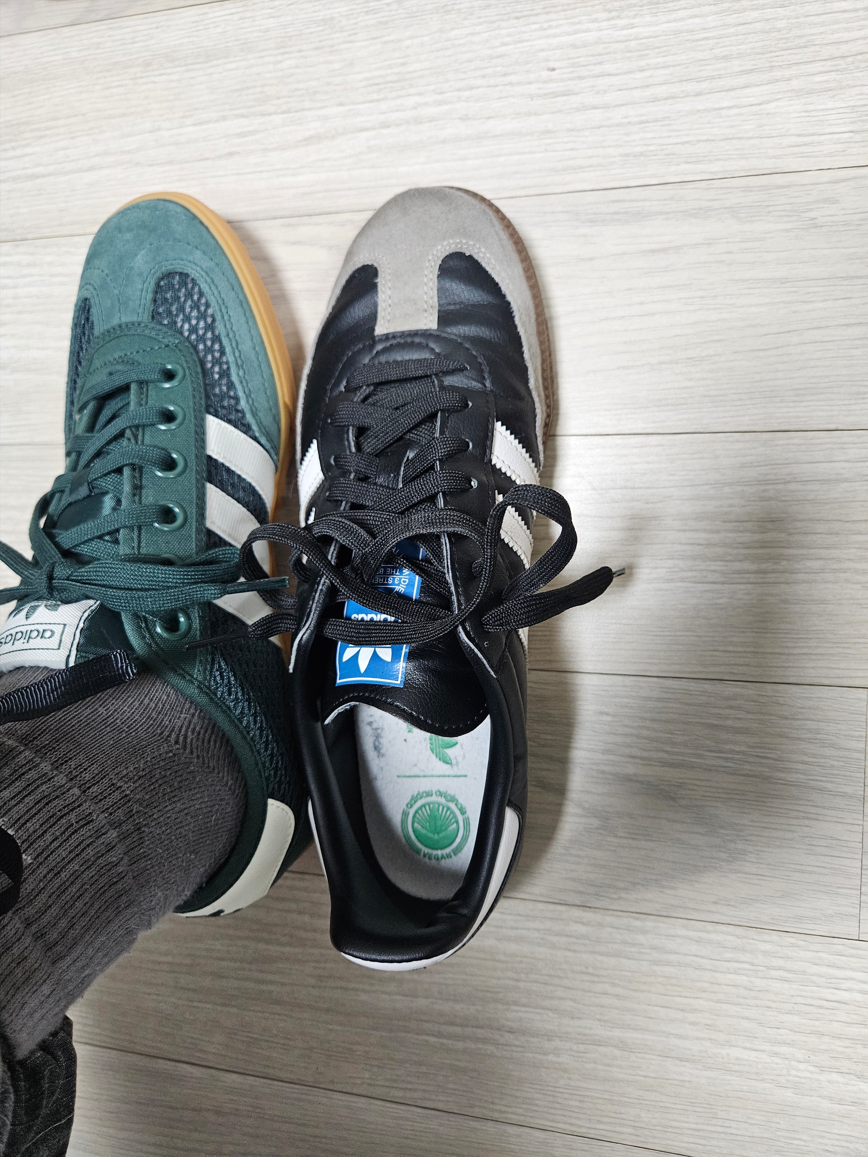 (W) Adidas Tischtennis Mineral Green Off White, Adidas Samba Vegan Black White 착용 스타일 - 1