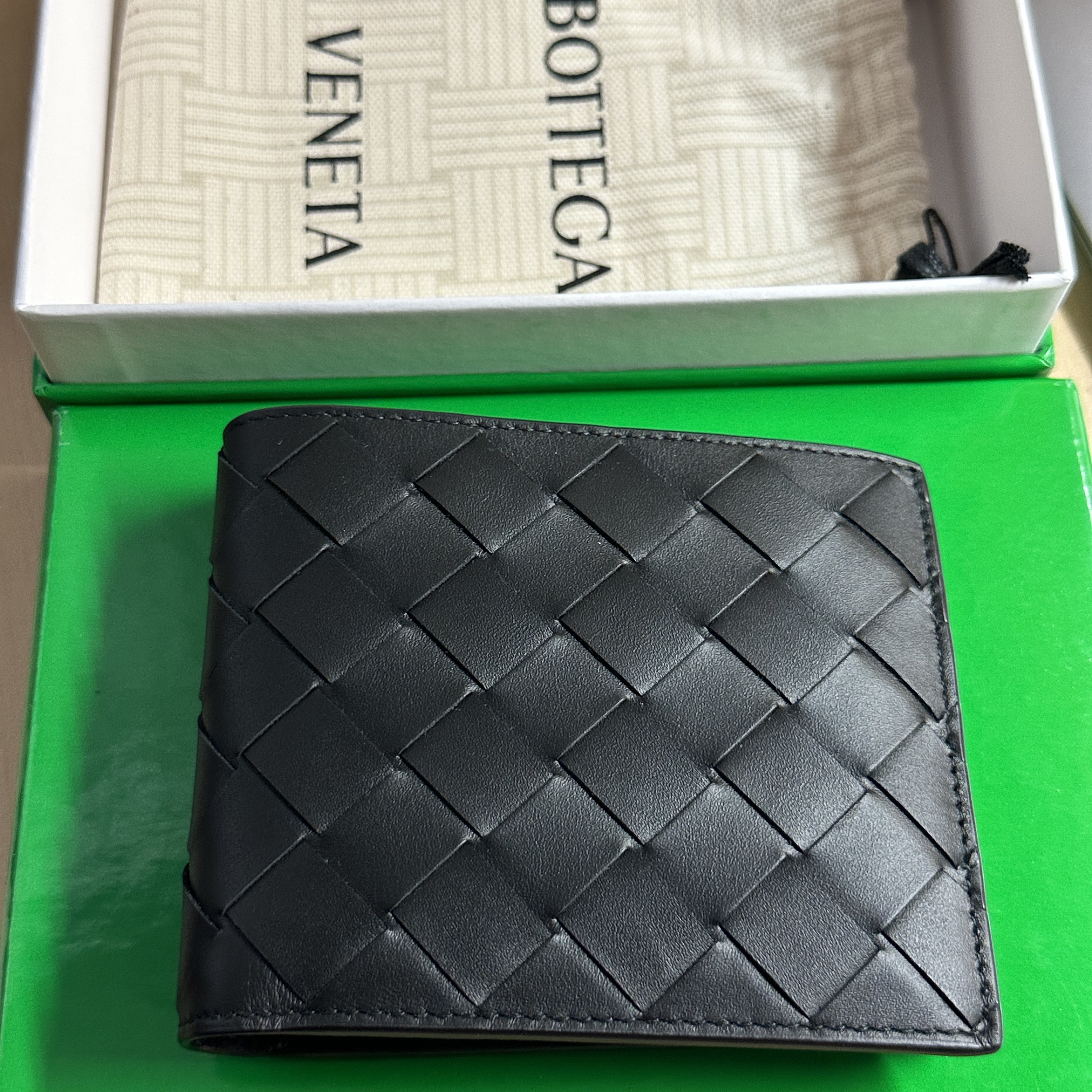 Bottega Veneta Bi-Fold Wallet Black 착용 스타일