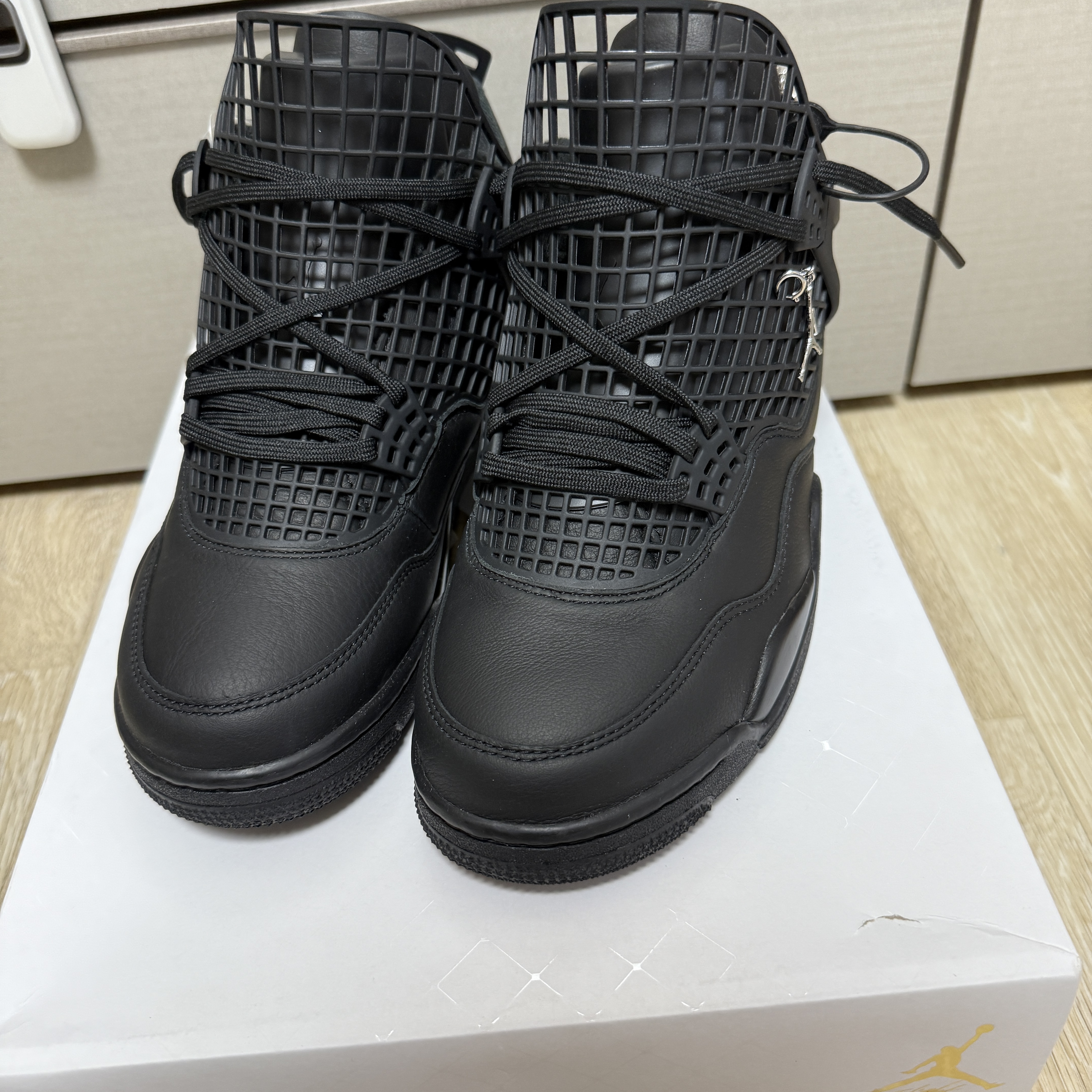 (W) Air Jordan 4 Net Black Metallic Silver 착용 스타일 - 1