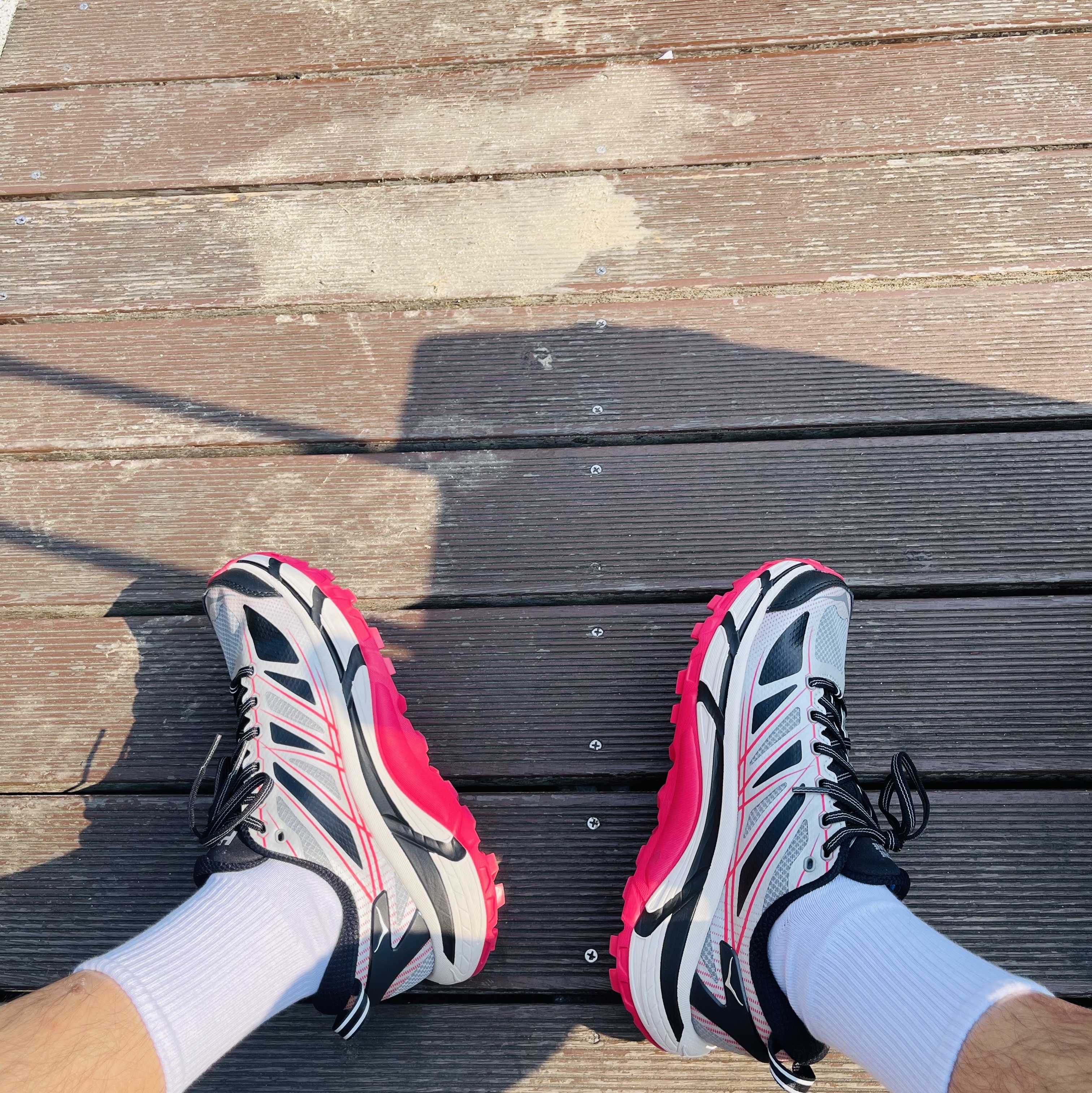 Hoka Mafate Speed 2 Galactic Grey Ruby Red 착용 스타일
