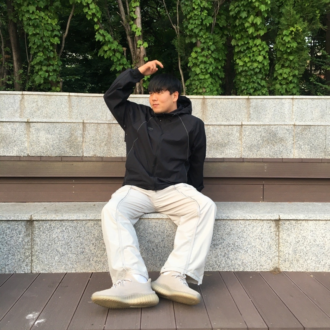 Adidas Yeezy Boost 350 V2 Slate Core Black 2022/2023 착용 스타일 - 1