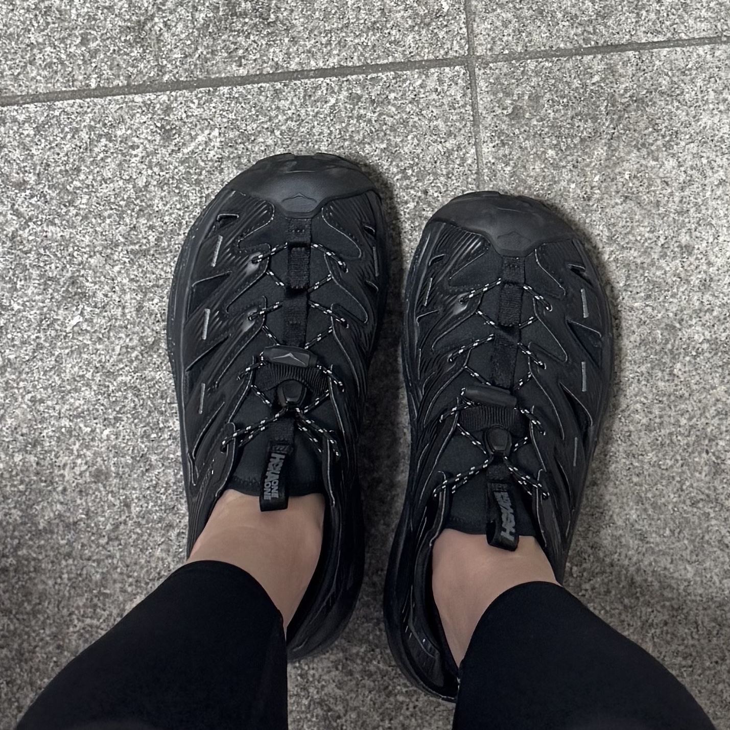 Hoka Hopara Black Castle Rock 착용 스타일