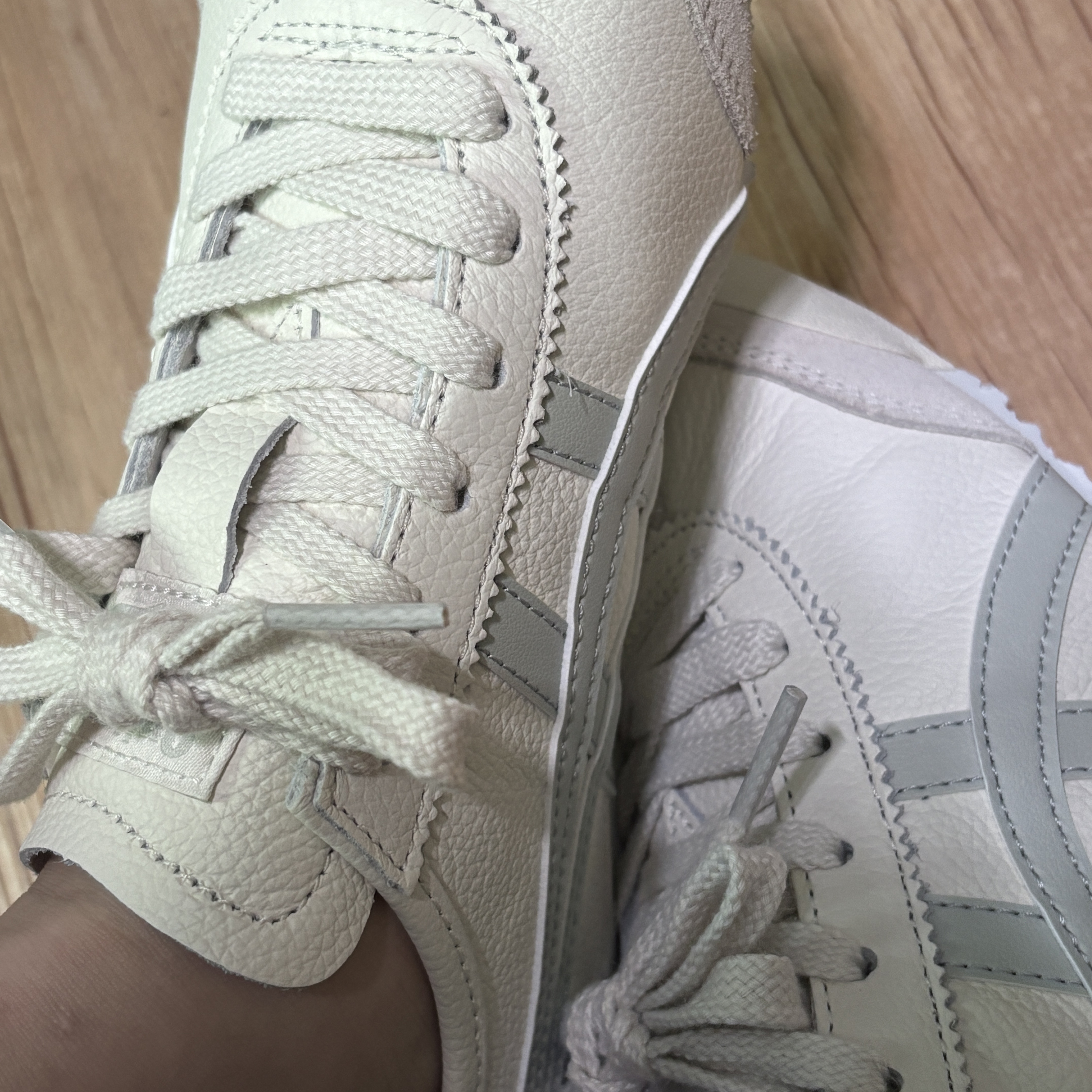 Onitsuka Tiger Mexico 66 Cream Light Sage 착용 스타일 - 1