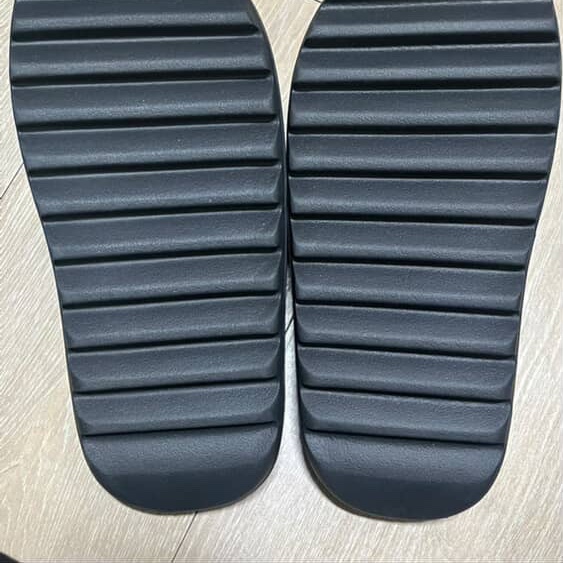 Adidas Yeezy Slide Onyx 착용 스타일