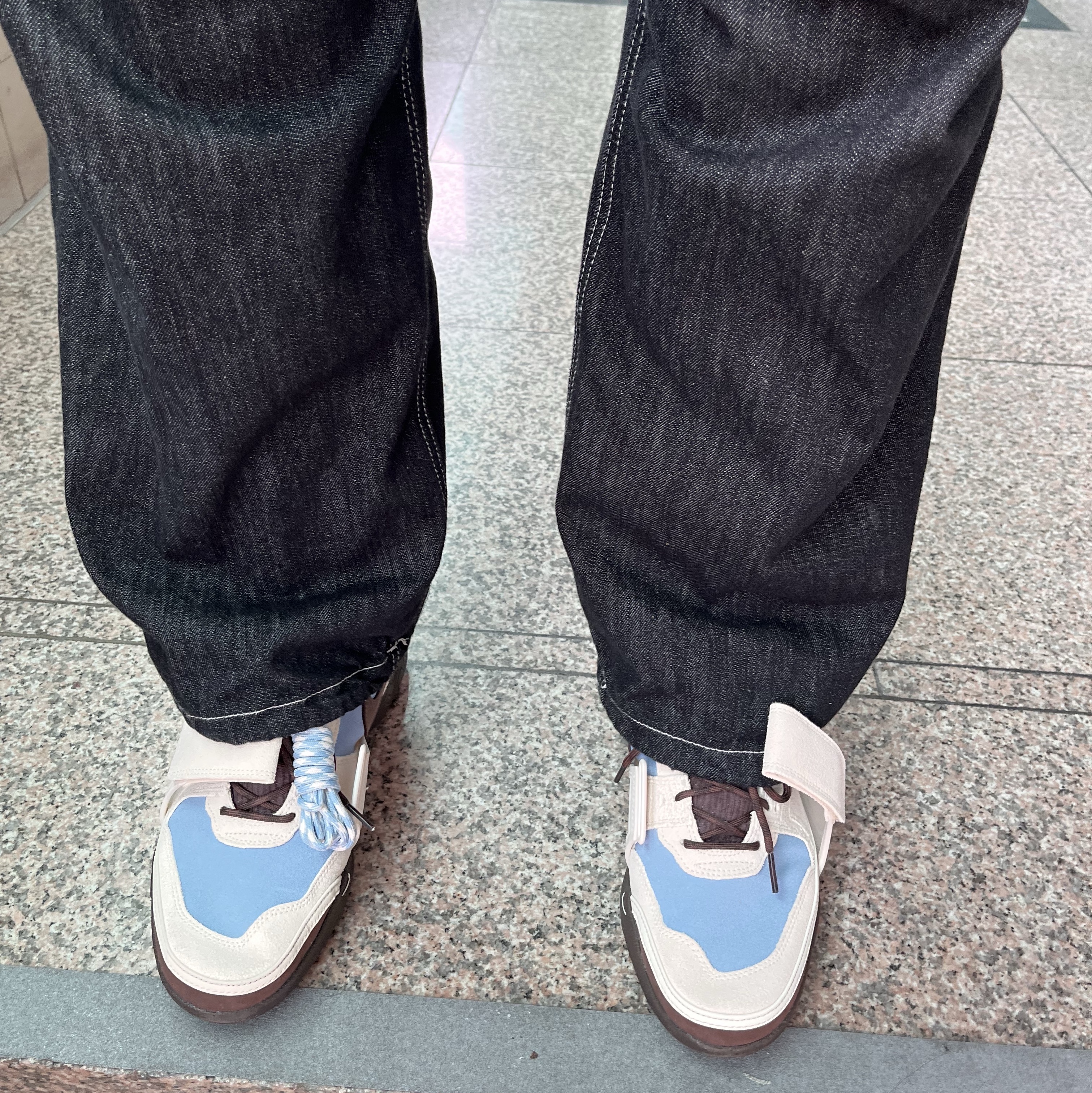 Nike x Travis Scott Zoom Field Jaxx Pale Ivory and Leche Blue 착용 스타일