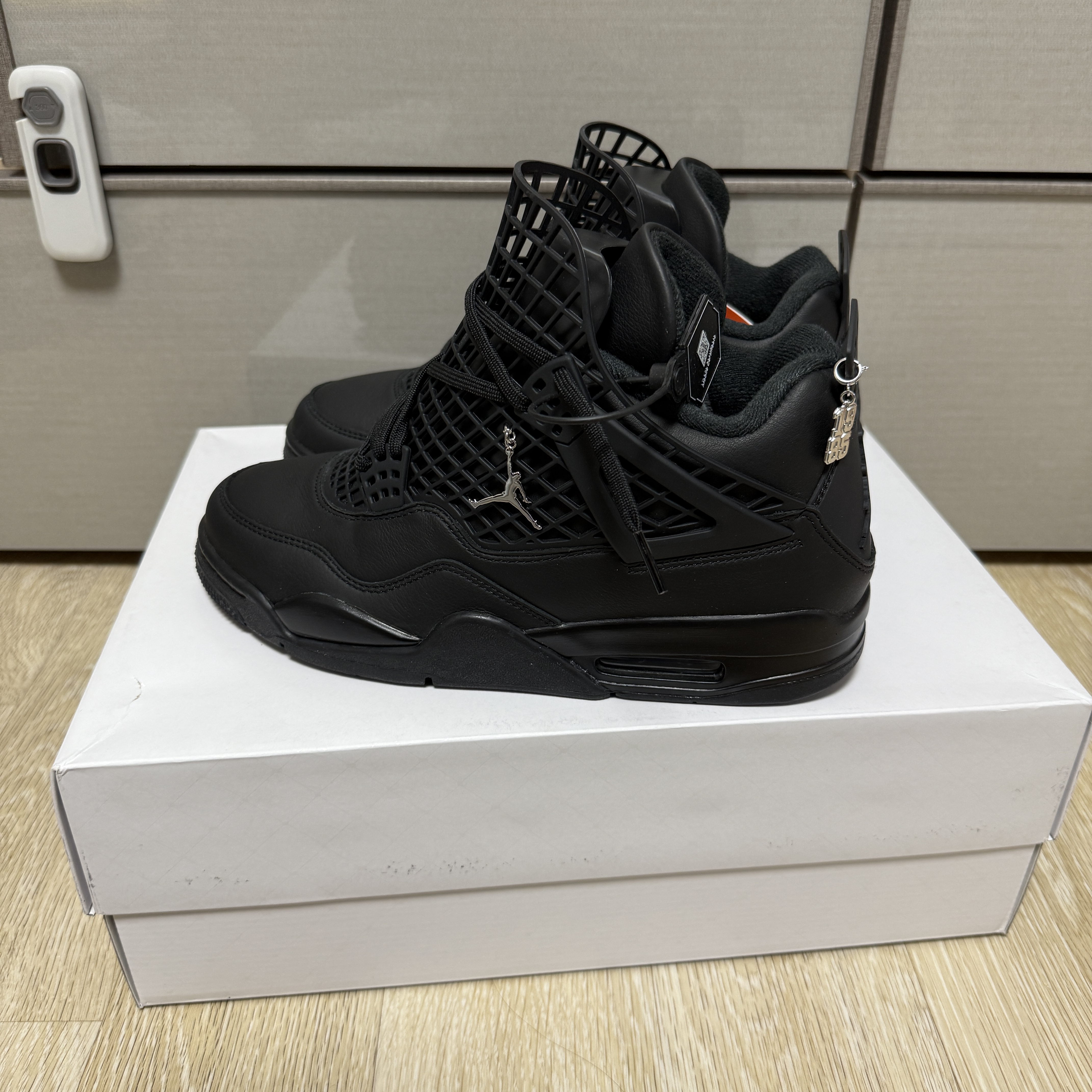 (W) Air Jordan 4 Net Black Metallic Silver 착용 스타일 - 2