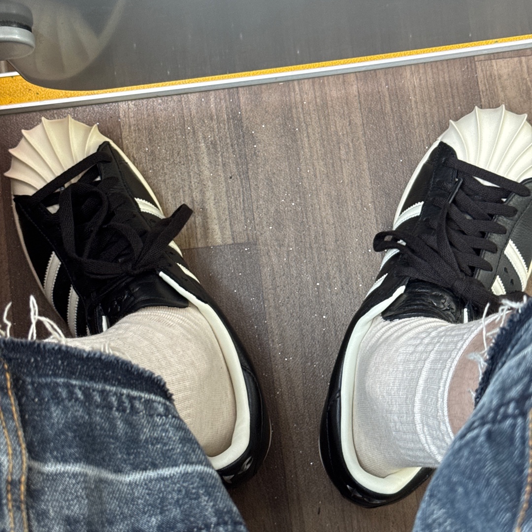Adidas x Thug Club Superstar Vintage Core Black Cream White 착용 스타일
