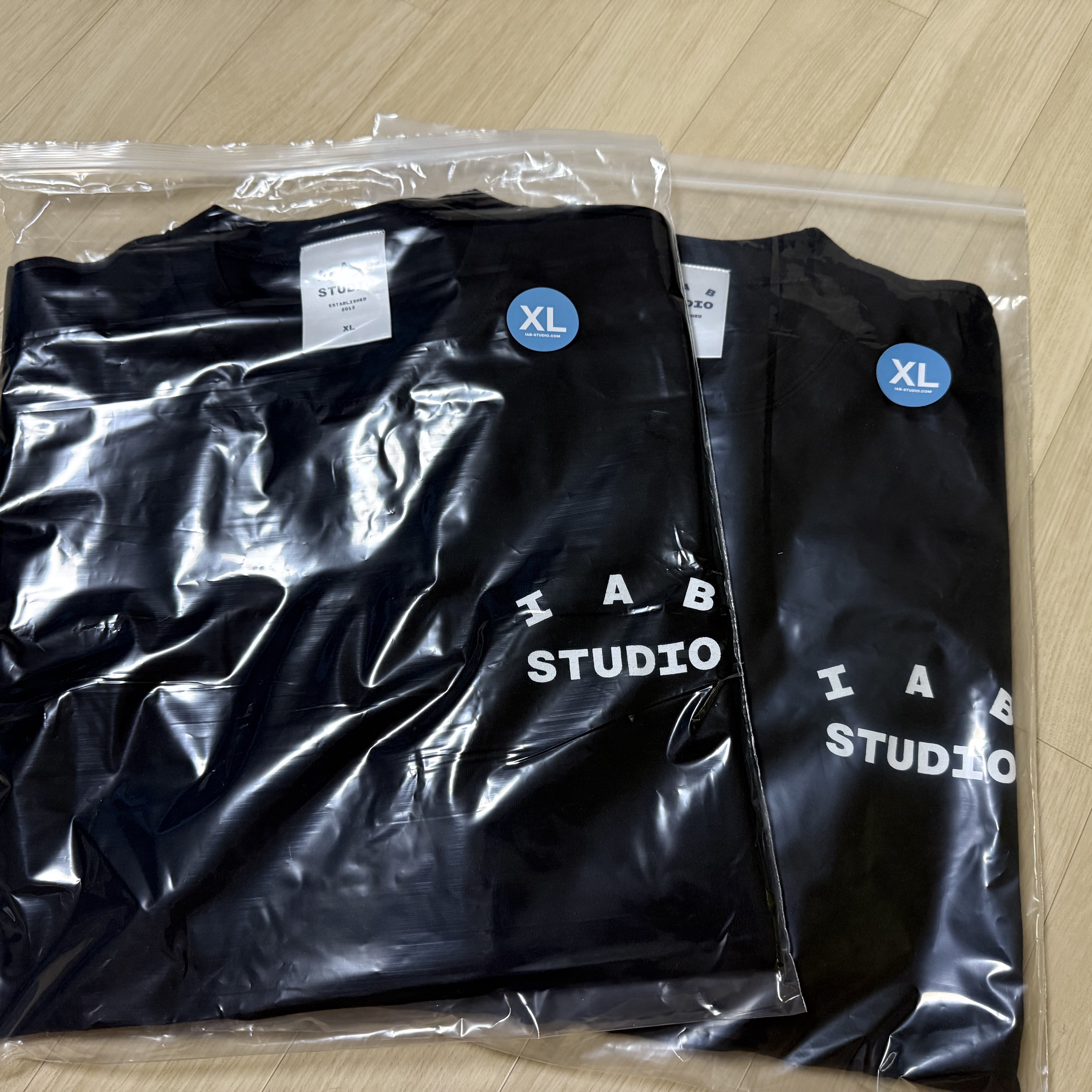 IAB Studio Basic T-Shirt Black White 착용 스타일 - 2