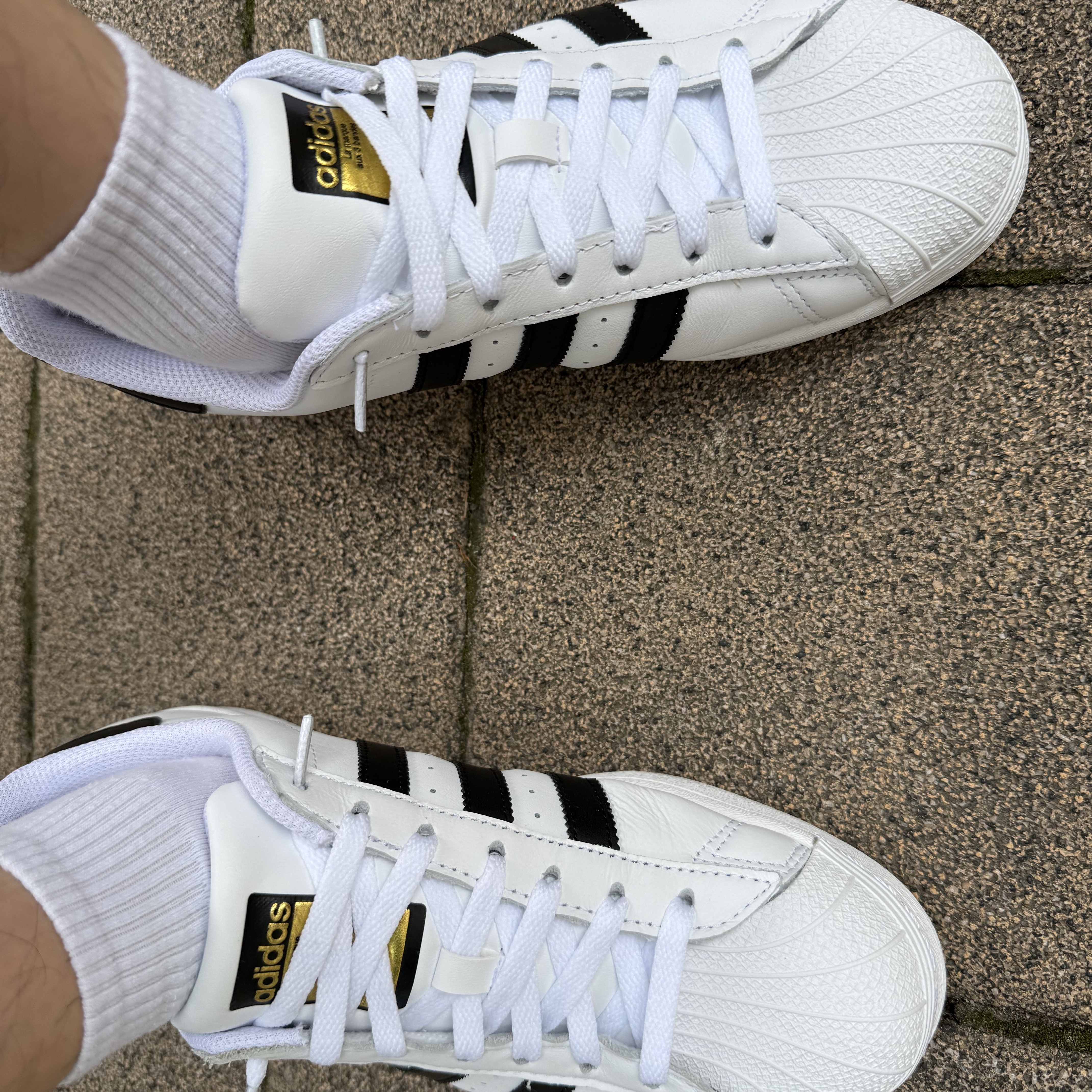 Adidas Superstar White Black 착용 스타일 - 2