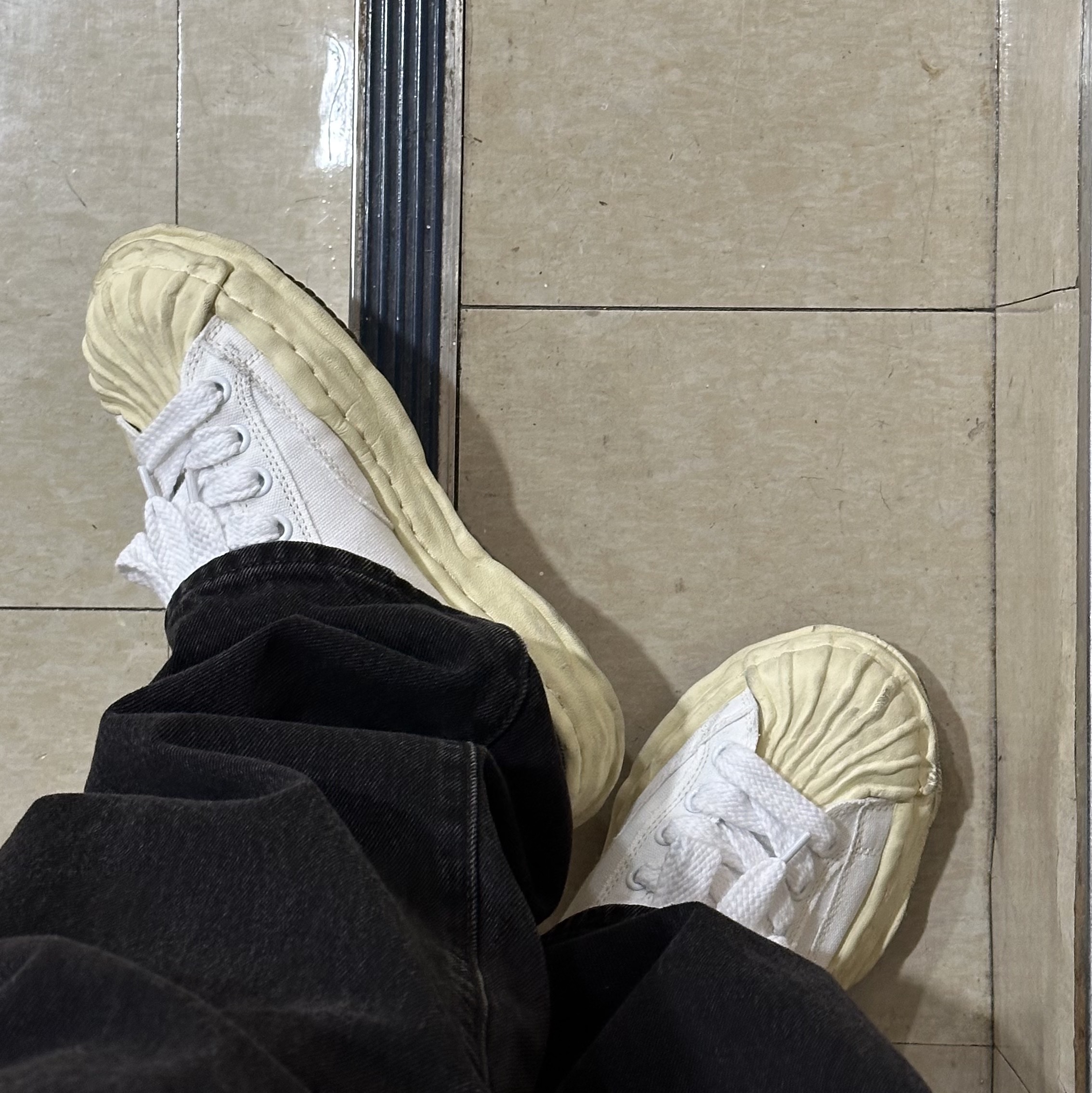 Maison Mihara Yasuhiro Blakey VL OG Sole Canvas Low-top Sneakers White 착용 스타일 - 2