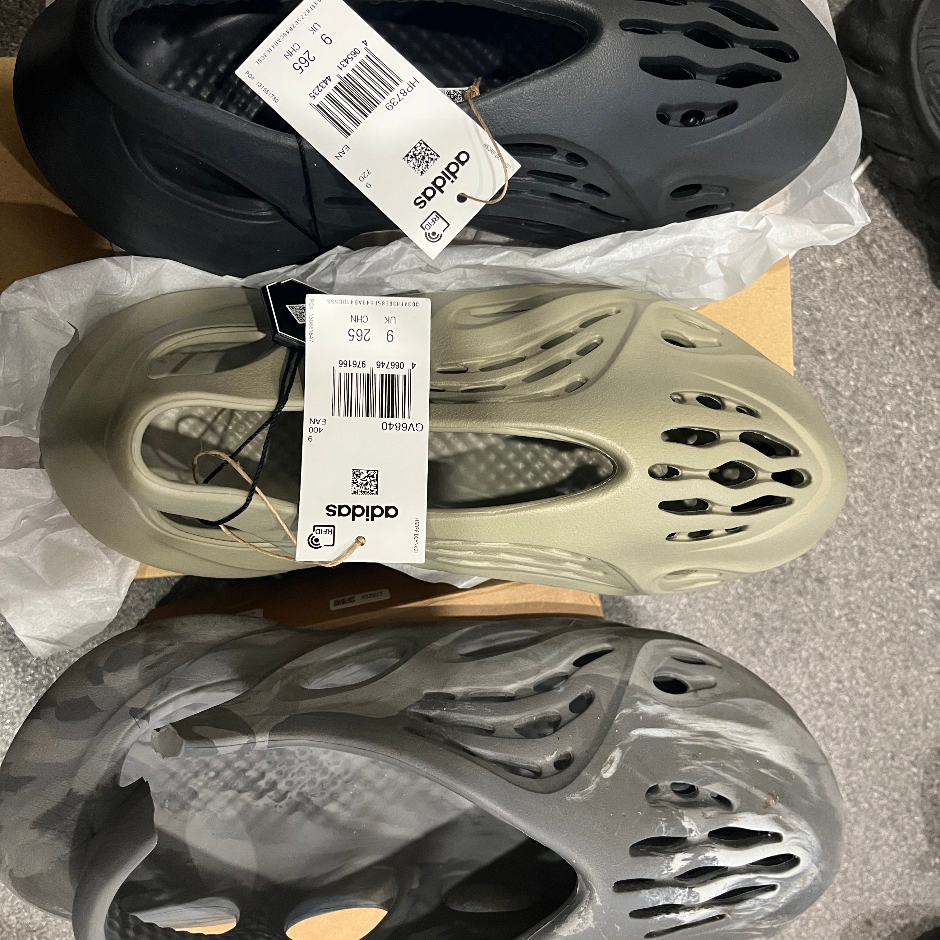 Adidas Yeezy Foam RNNR Onyx 착용 스타일