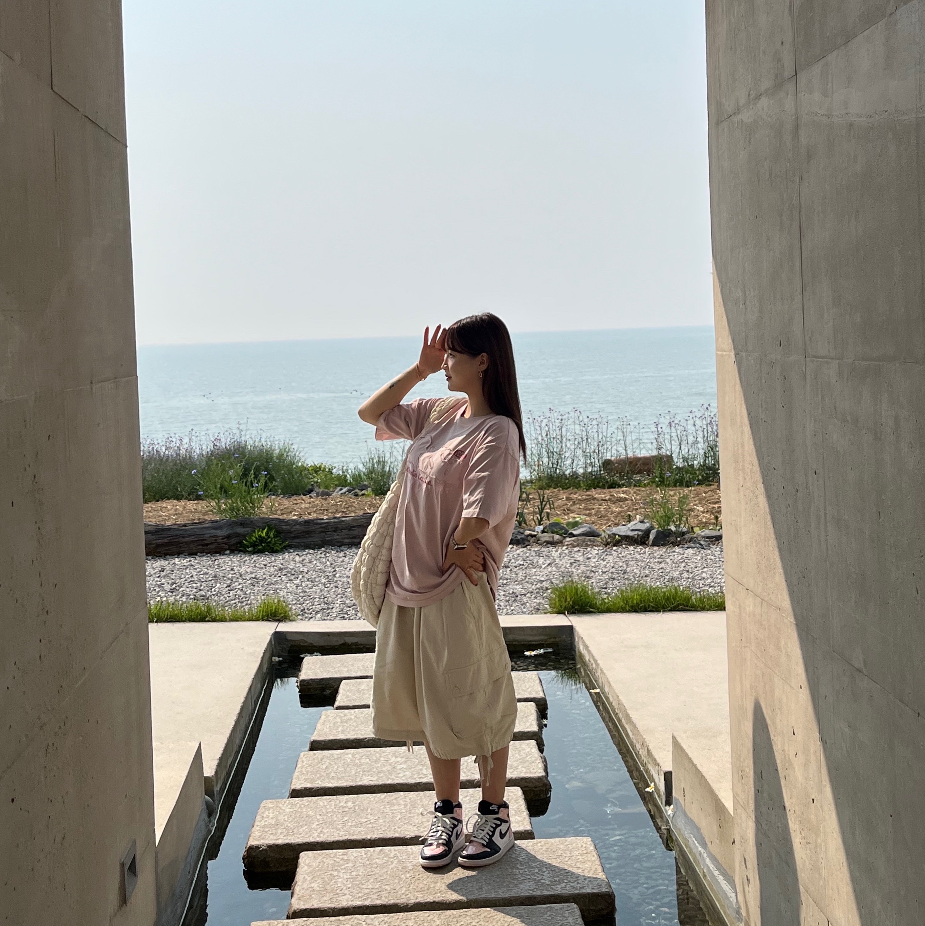 (W) Jordan 1 Retro High OG Atmosphere, COS Quilted Oversized Shoulder Bag Off White Light Beige 착용 스타일 - 1