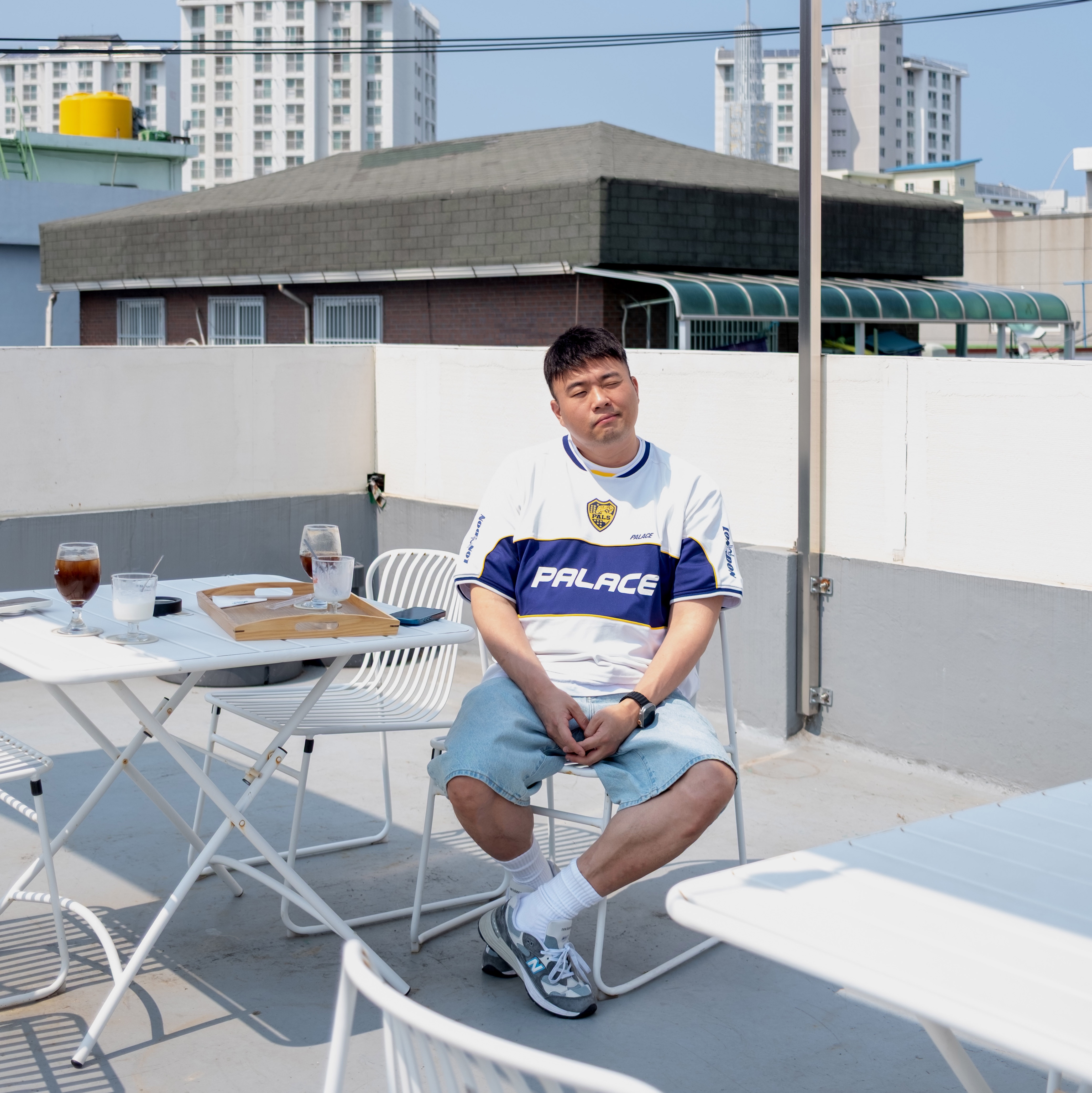 Palace Palamat Jersey White Navy - 24FW, Supreme Baggy Denim Shorts Light Washed Indigo - 25SS 착용 스타일 - 1