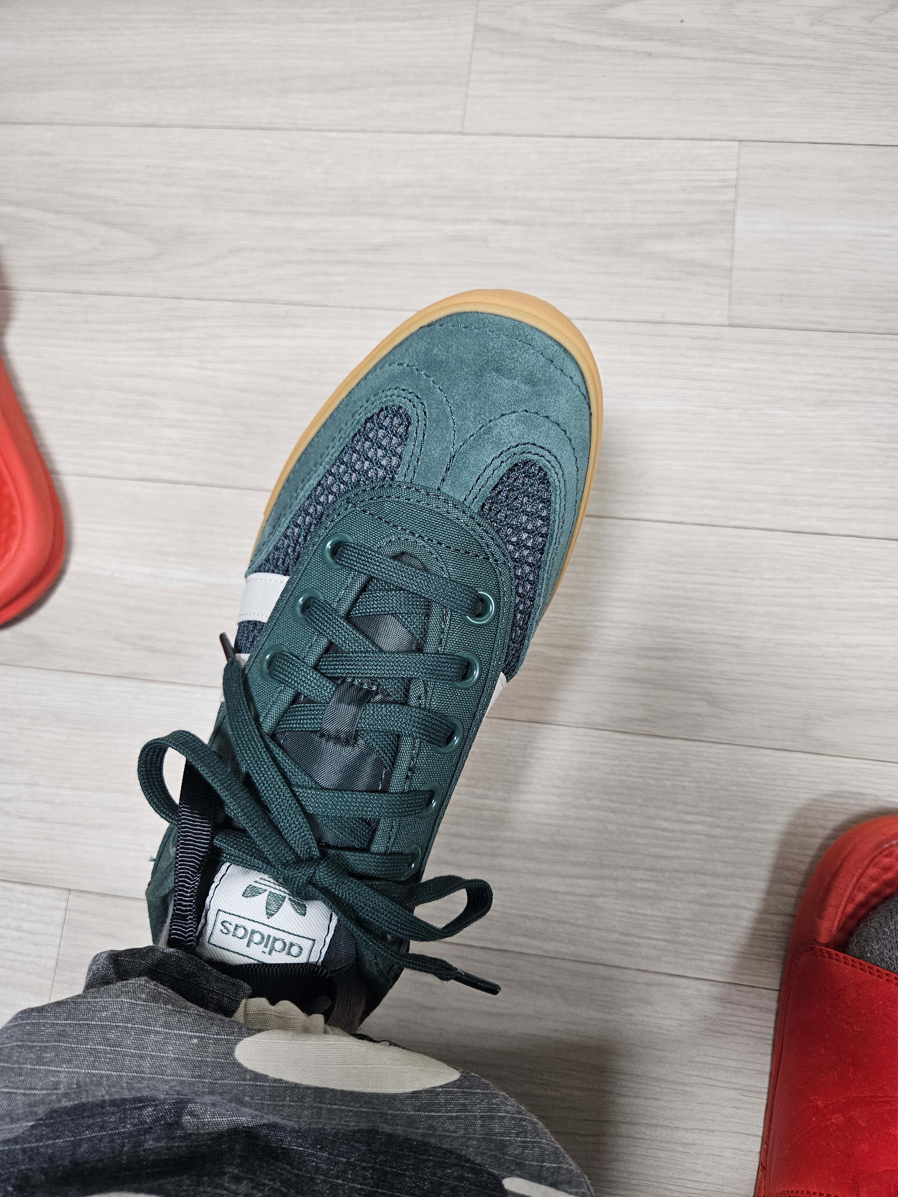 (W) Adidas Tischtennis Mineral Green Off White, Adidas Samba Vegan Black White 착용 스타일 - 2