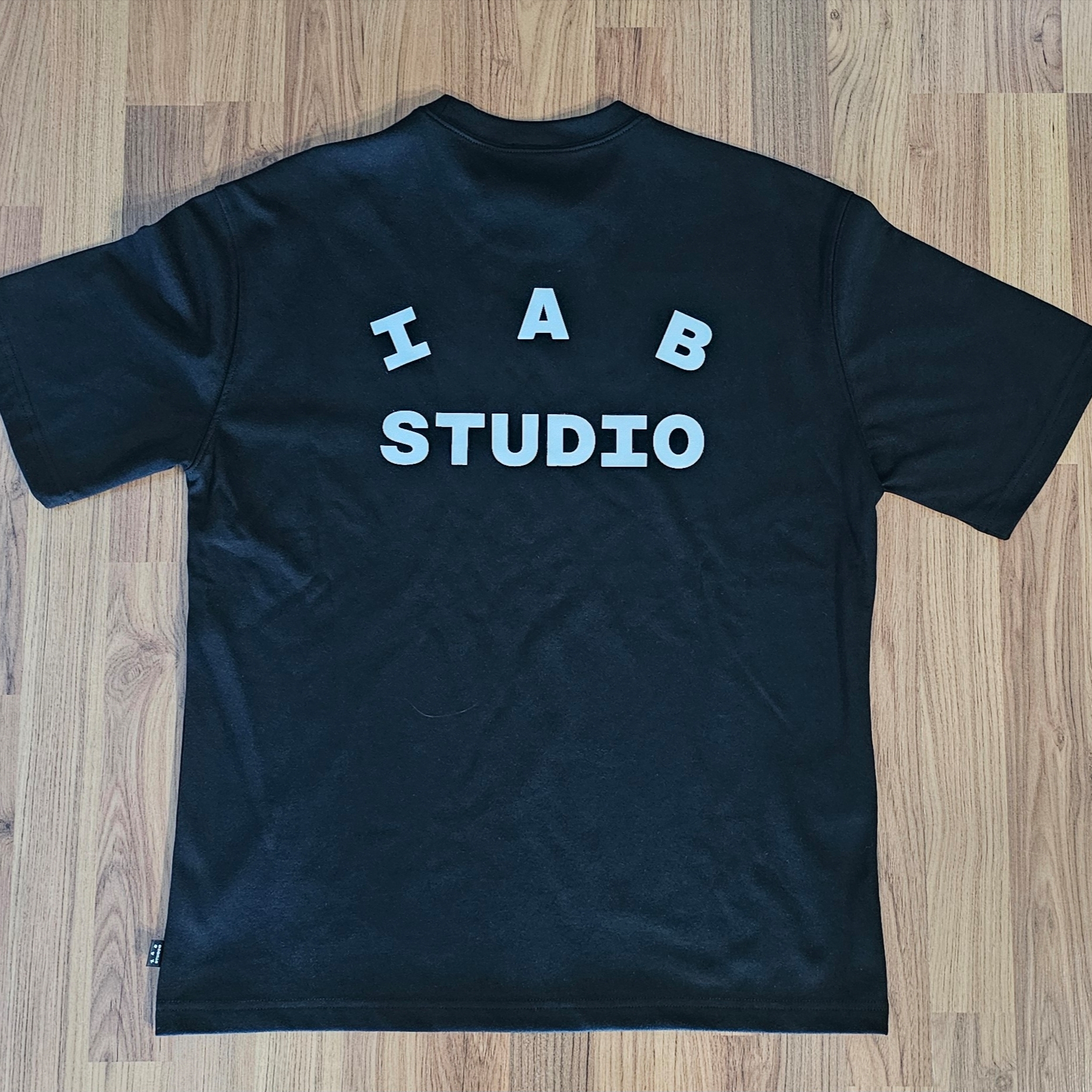 IAB Studio Basic T-Shirt Black White 착용 스타일 - 1