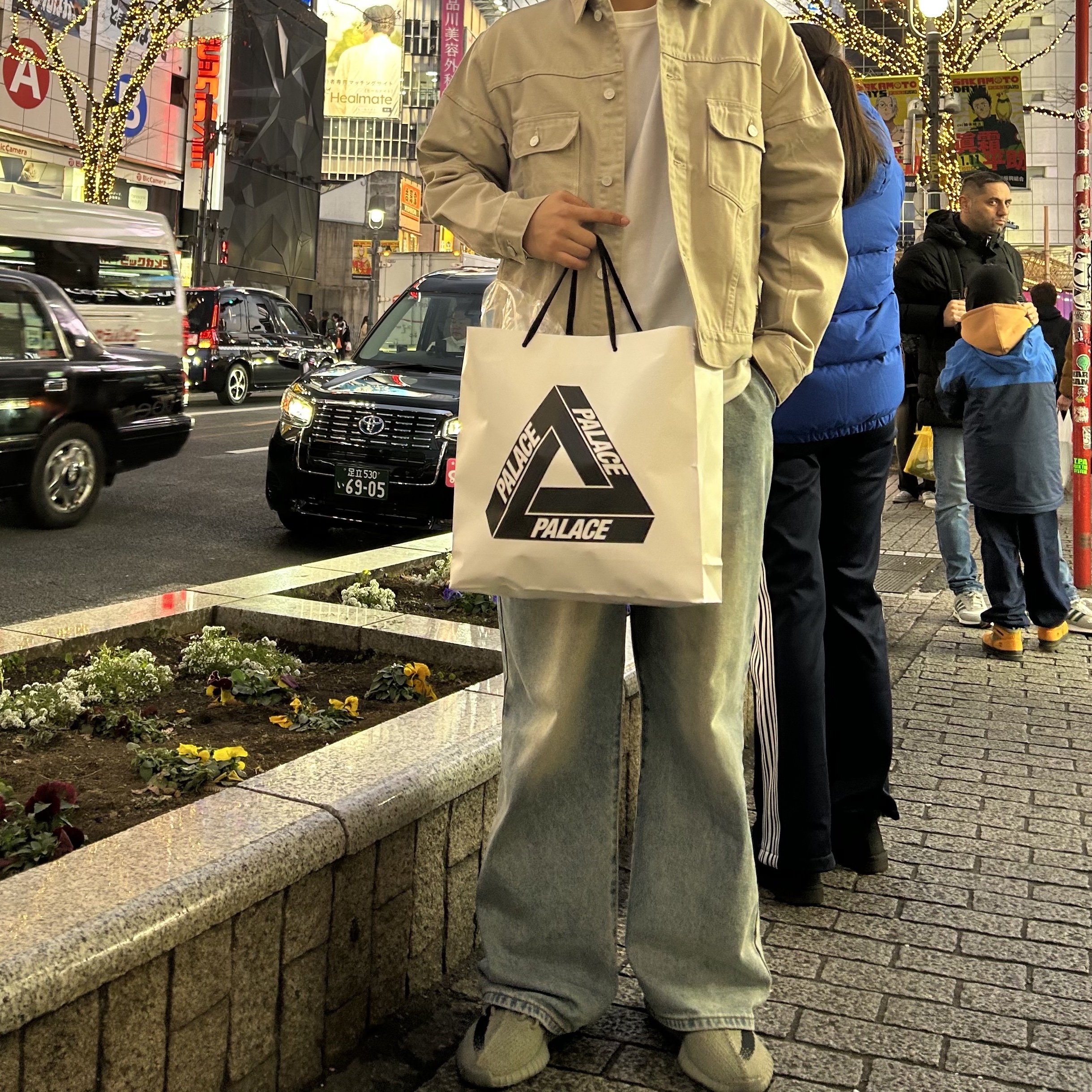 Palace Panel Denim Jacket Stone Grey - 24FW, Adidas Yeezy Boost 350 V2 Granite Core Black 착용 스타일 - 2