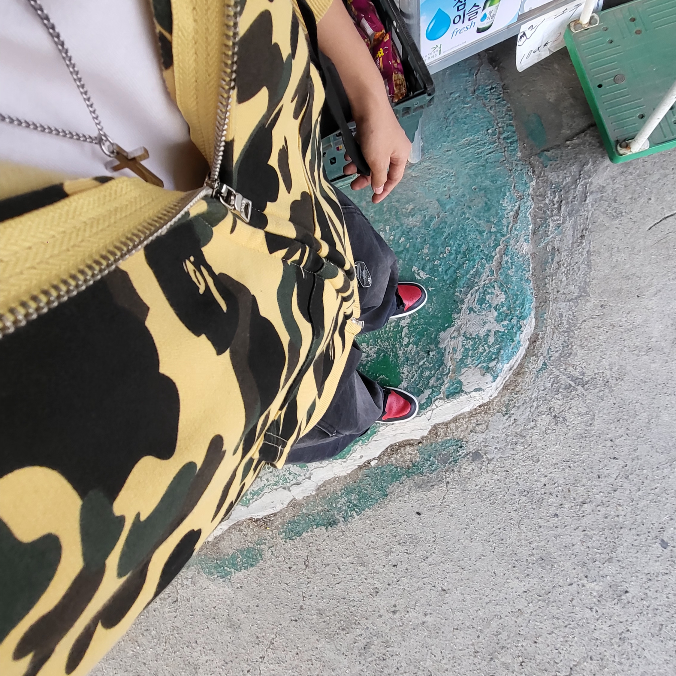 BAPE PONR 1st Camo 2nd Shark Full Zip Hoodie Yellow, Jordan 1 Low Alternate Bred Toe 착용 스타일