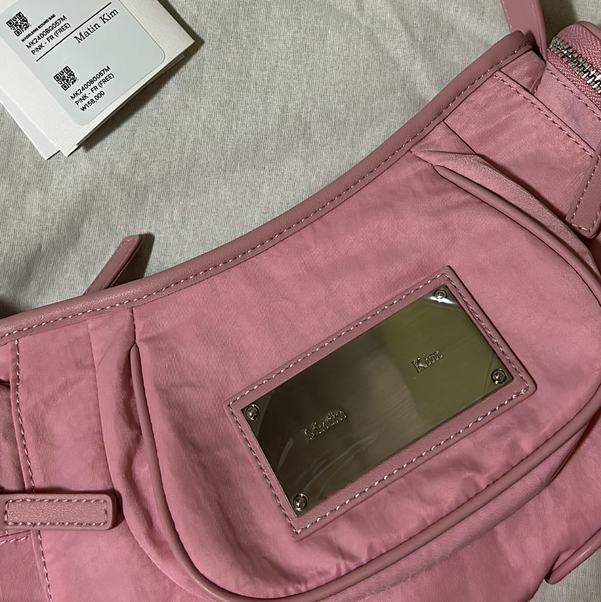 Matin Kim Madeleine Round Bag Pink 착용 스타일 - 1
