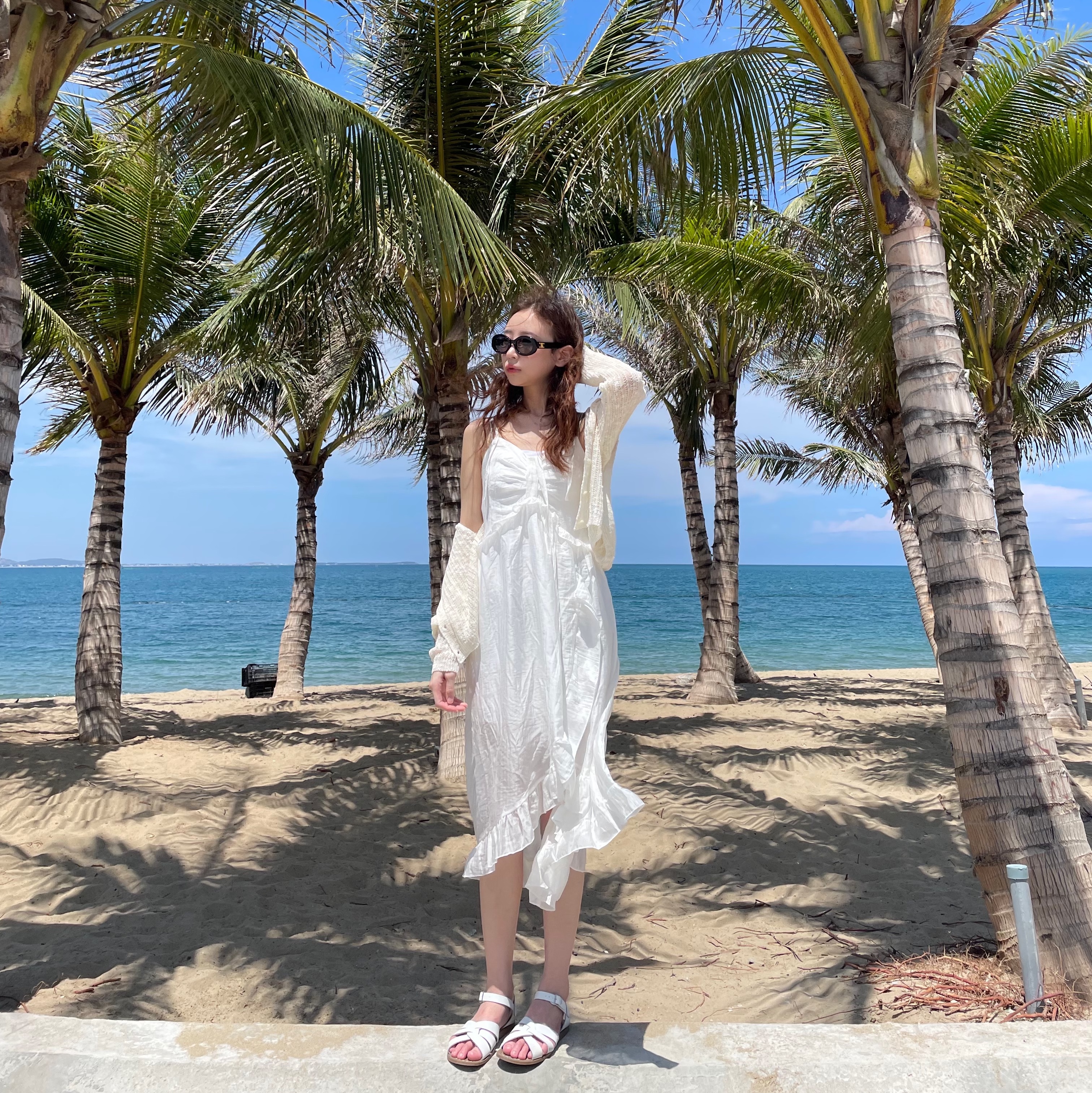 (W) Celine Triomphe 01 Sunglasses in Acetate Black, (W) Saltwater Sandal Original Sandal White 착용 스타일 - 1