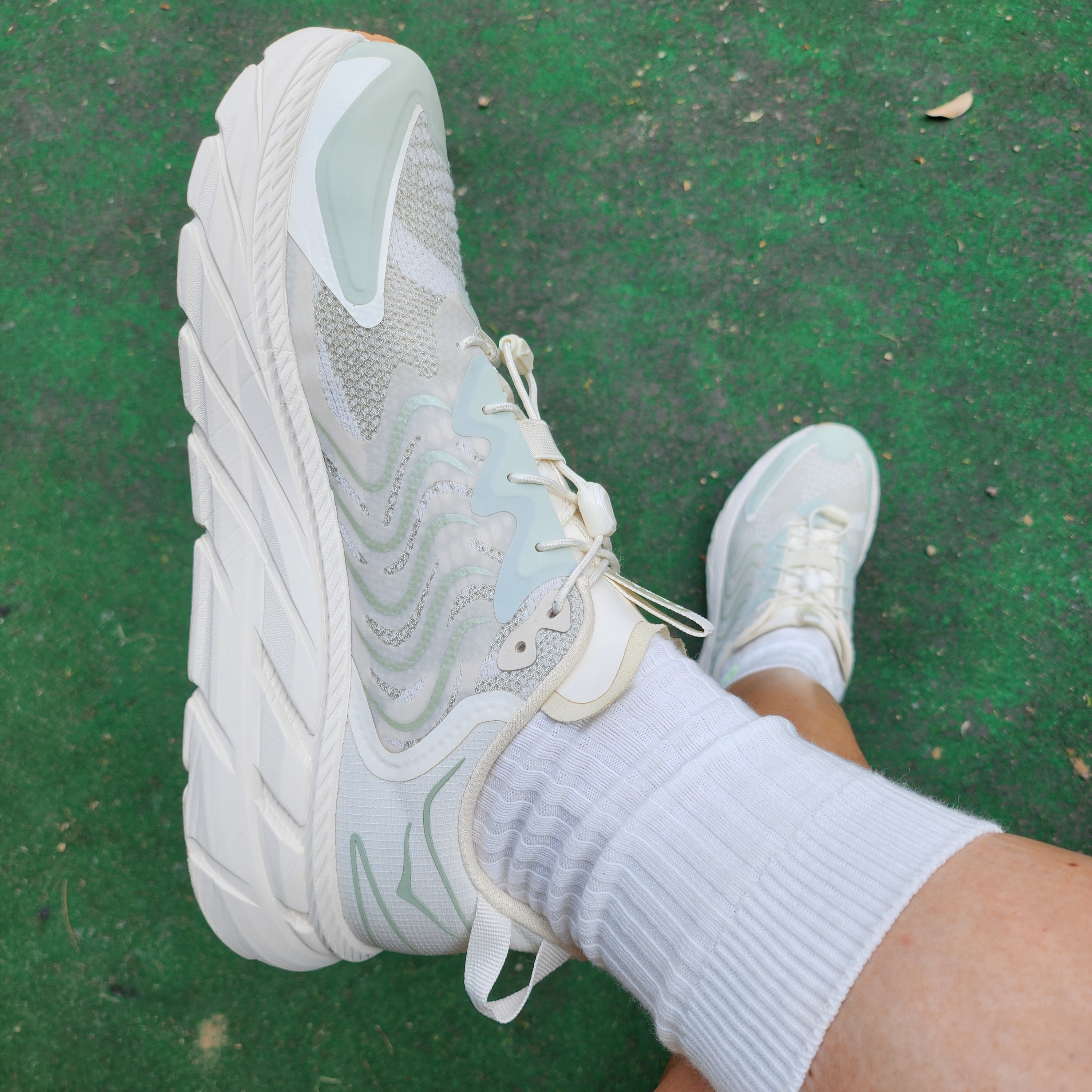 Hoka x Satisfy Clifton LS Celadon Tint Whisper White 착용 스타일 - 2