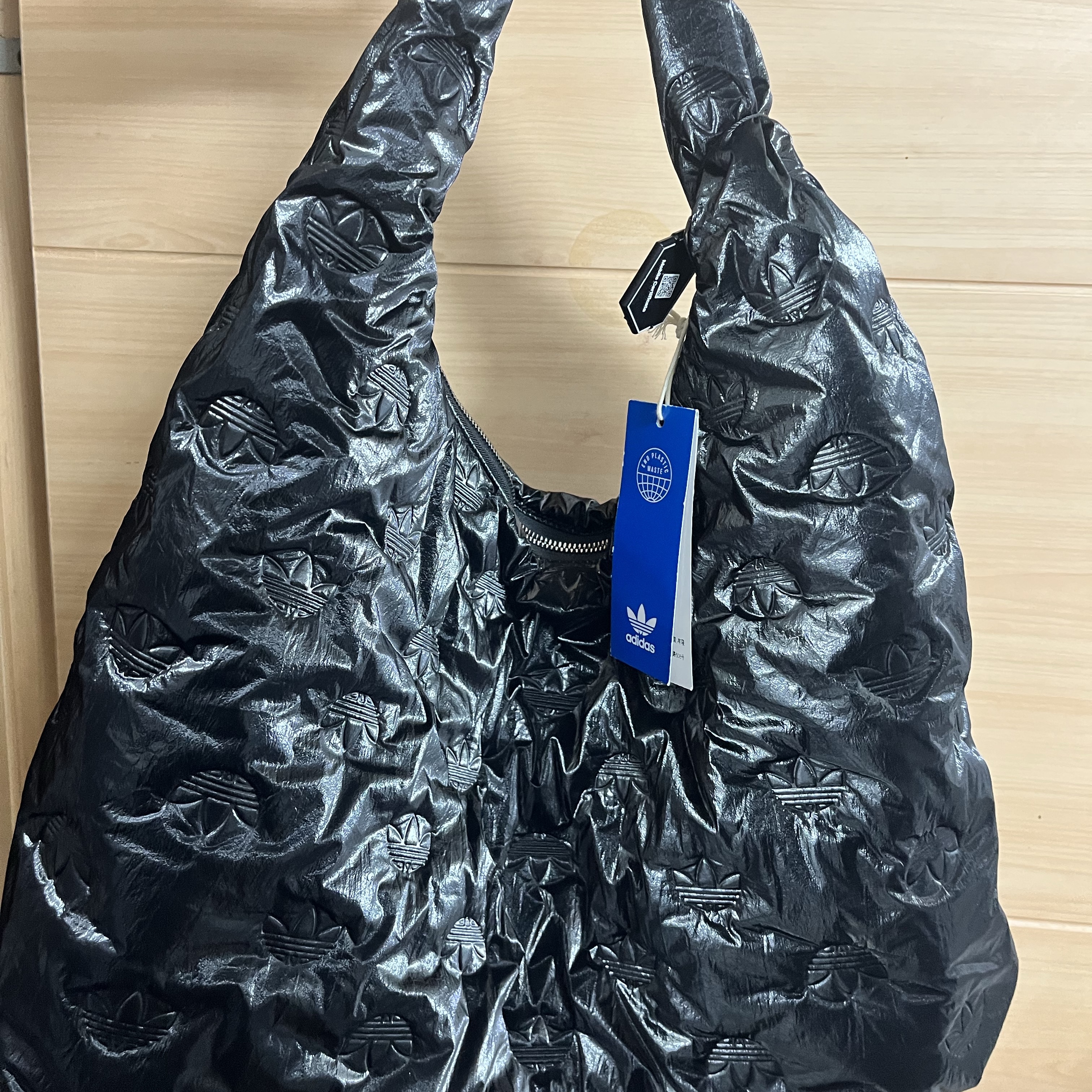Adidas Puffy Satin Shoulder Bag Black 착용 스타일 - 1
