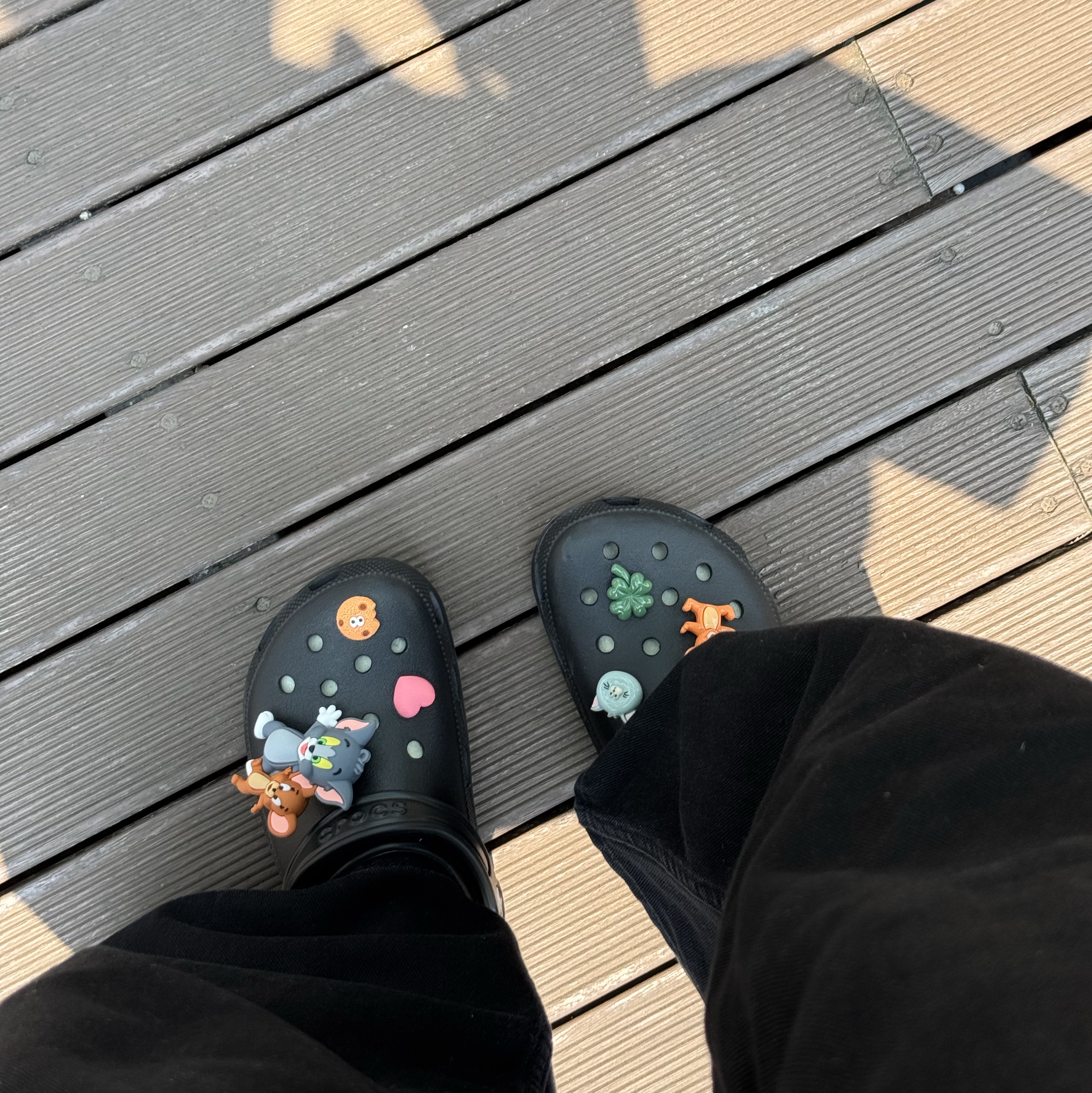 Crocs Classic Clog Black 착용 스타일 - 2