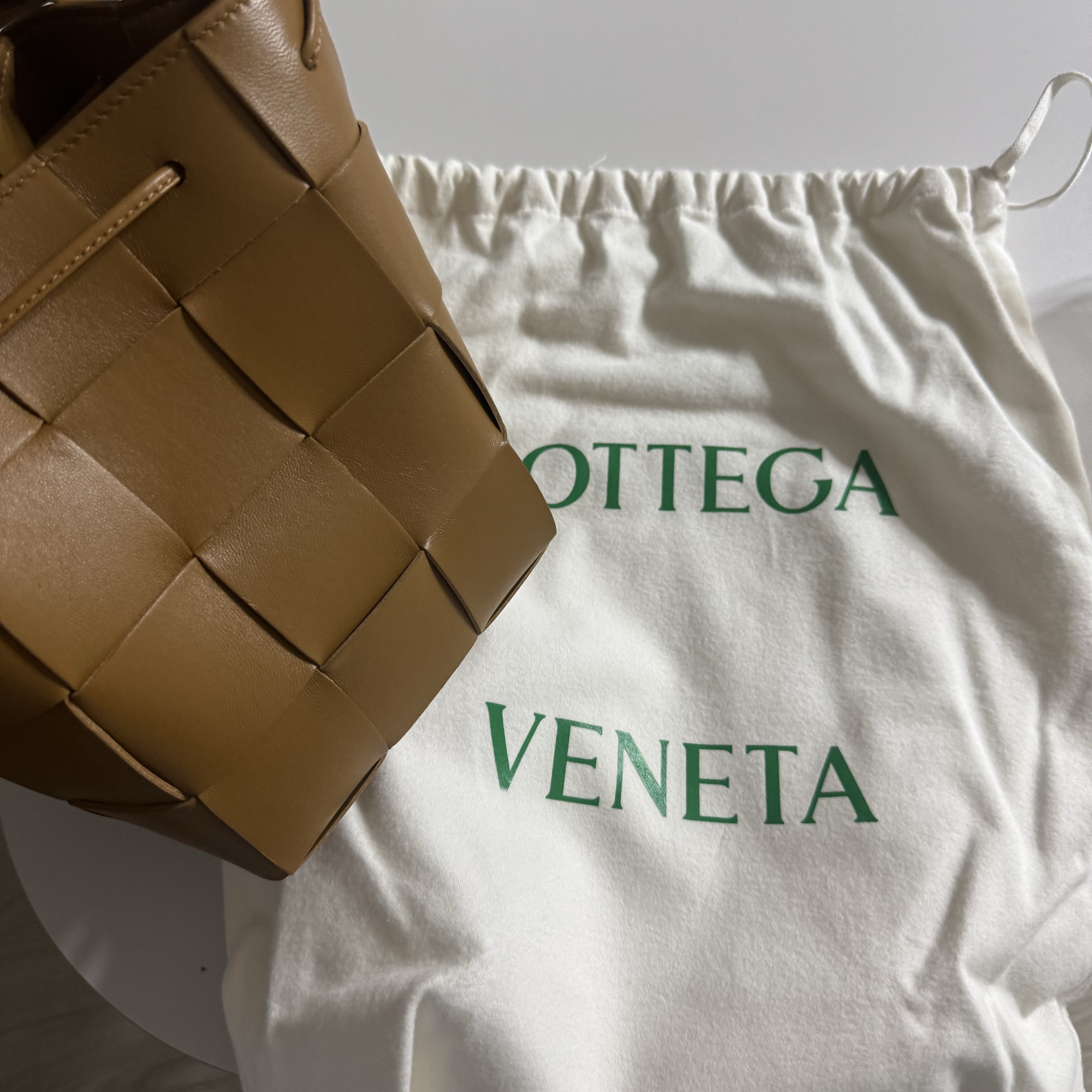 Bottega Veneta Mini Leather Cassette Bucket Bag Black 착용 스타일 - 1