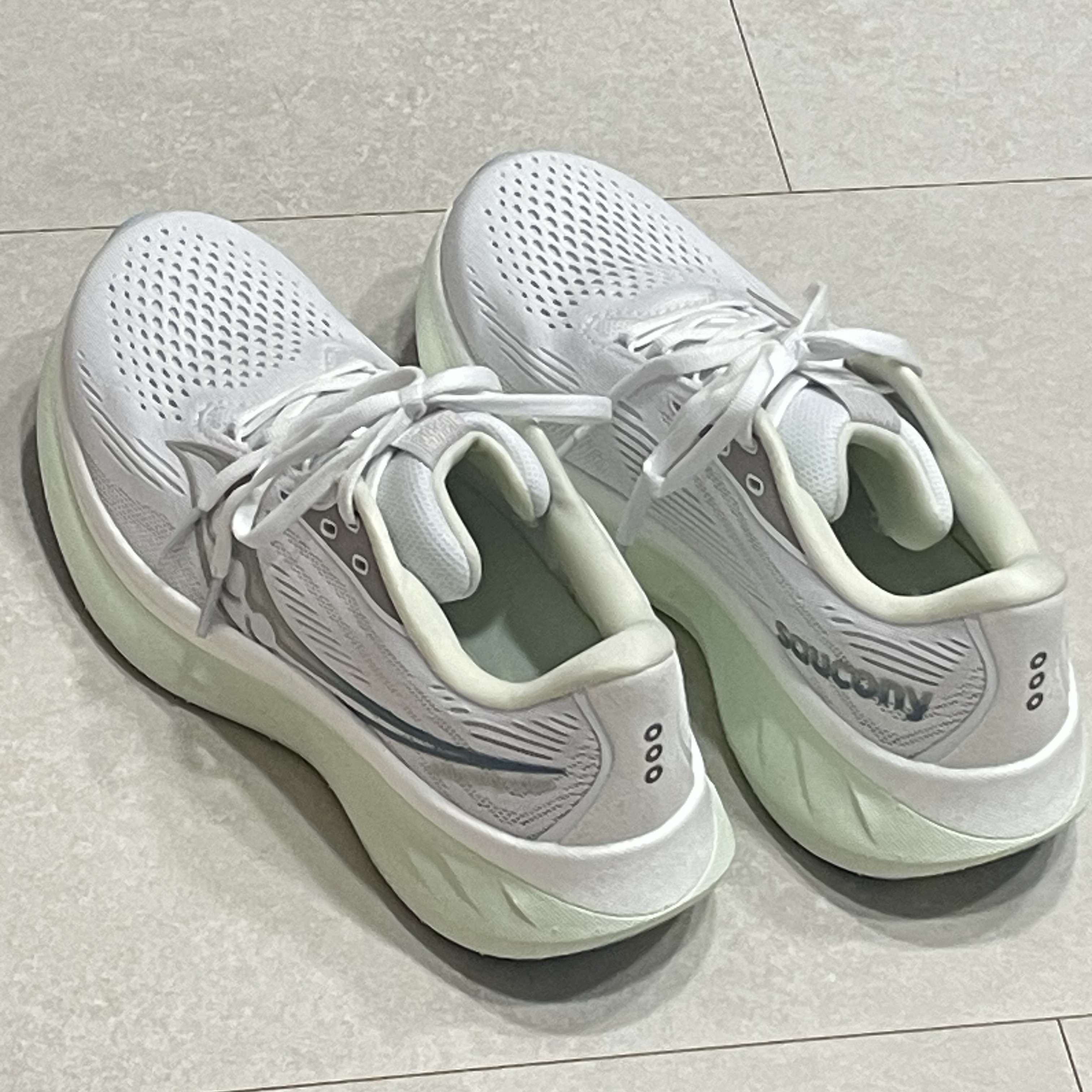 (W) Saucony Ride 18 White Lettuce 착용 스타일 - 1