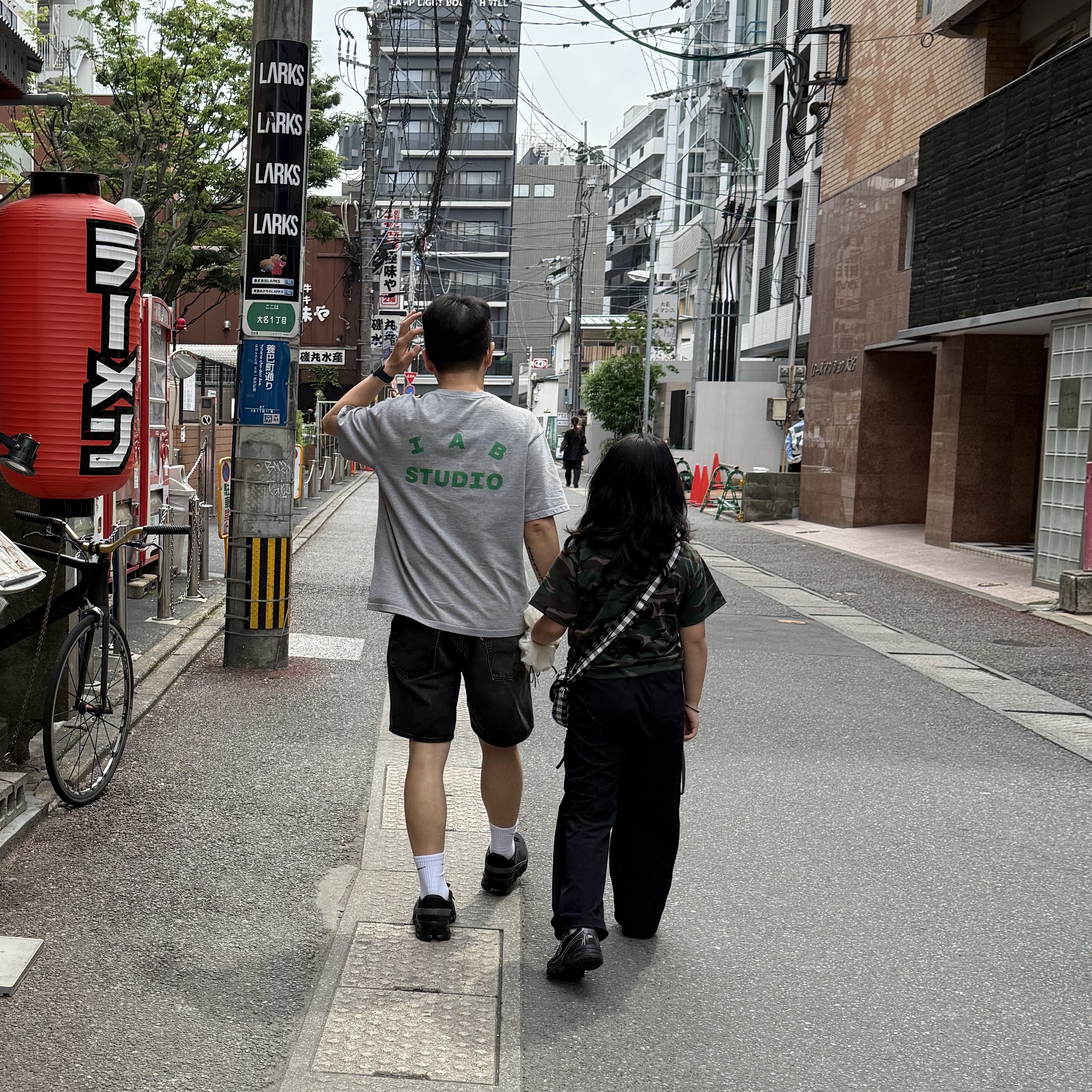 IAB Studio T-Shirt Gray Green - 22FW, Levi's 468 Stay Loose Shorts Black 착용 스타일 - 1