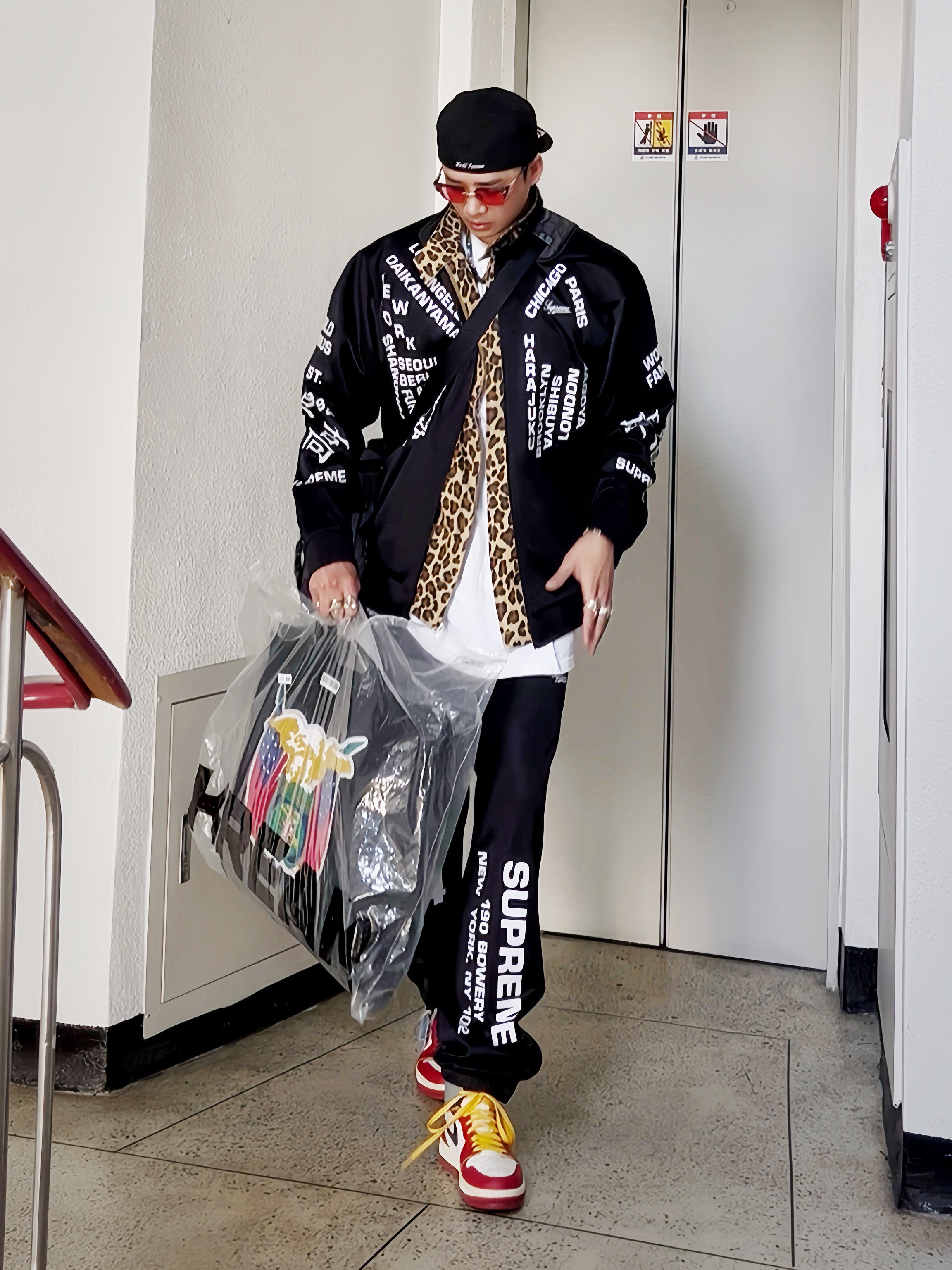 Supreme Bones Box Logo New Era Black - 25SS, Chrome Hearts Lgma Classic Brown Matte Gold Plated 착용 스타일 - 3