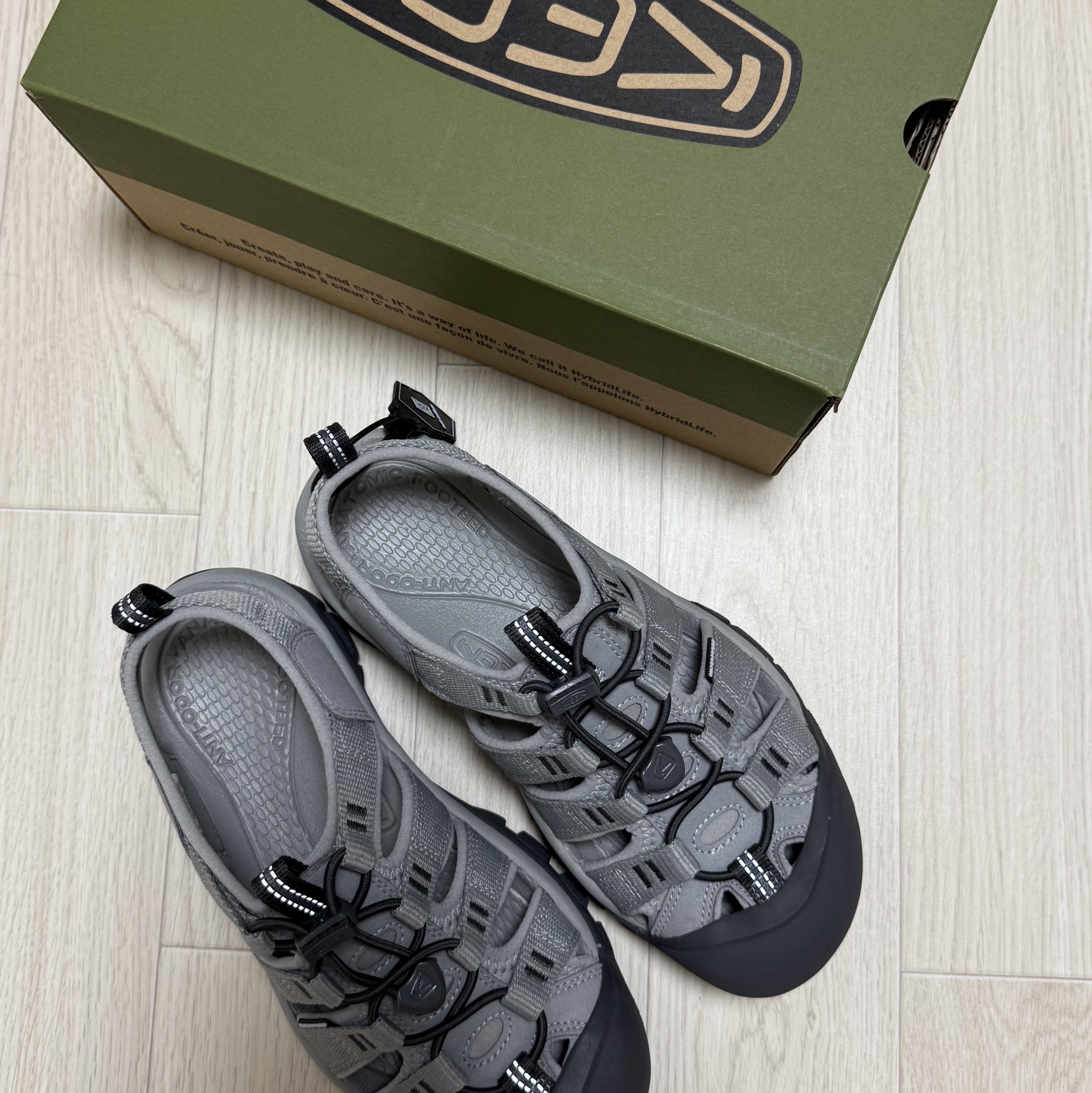 (W) Keen Newport H2 Grey Smoke Blue 착용 스타일 - 4