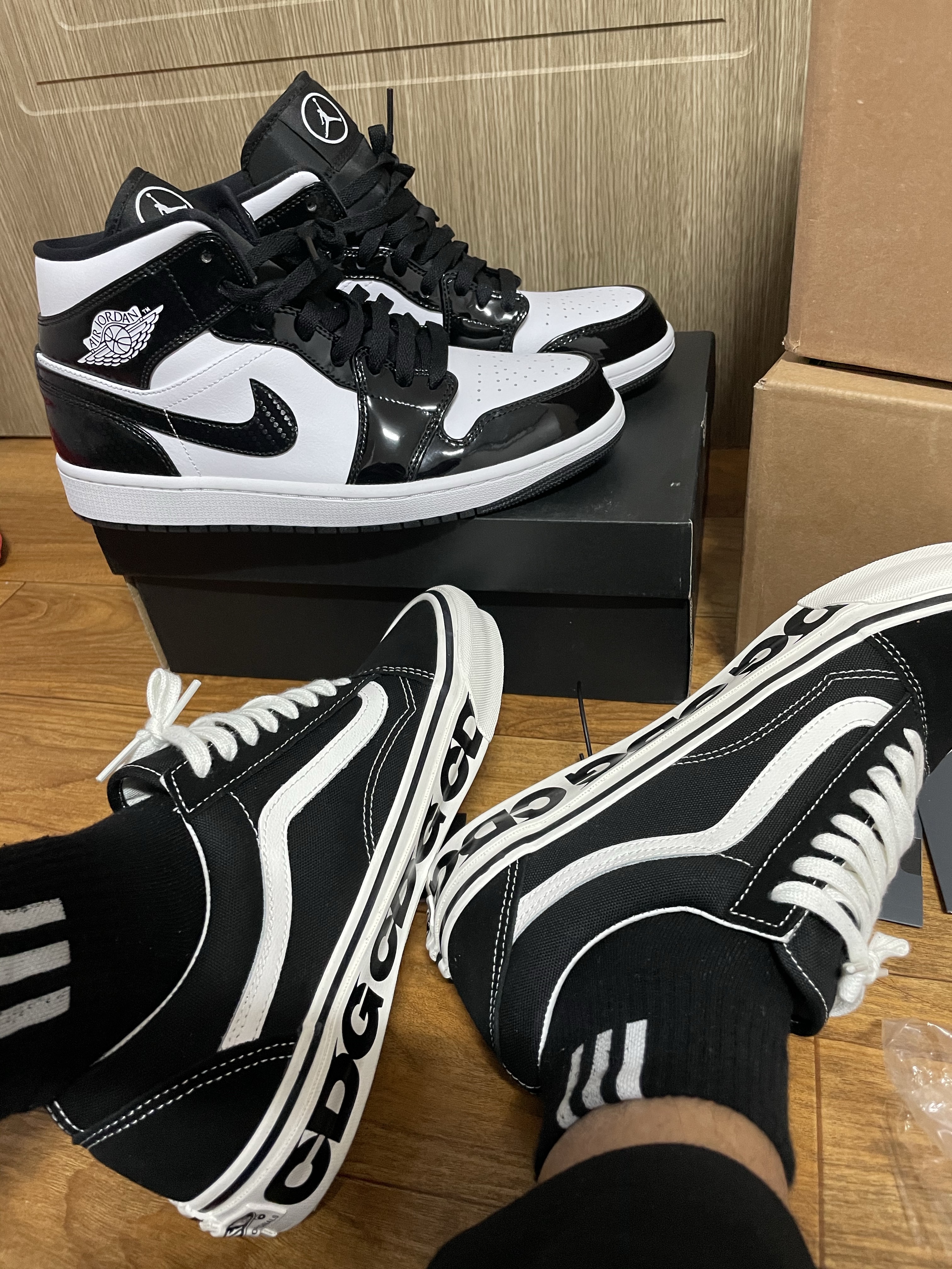 Jordan 1 Mid SE ASW Black, Vans Vault x CDG OG Old Skool LX Side Wall 착용 스타일