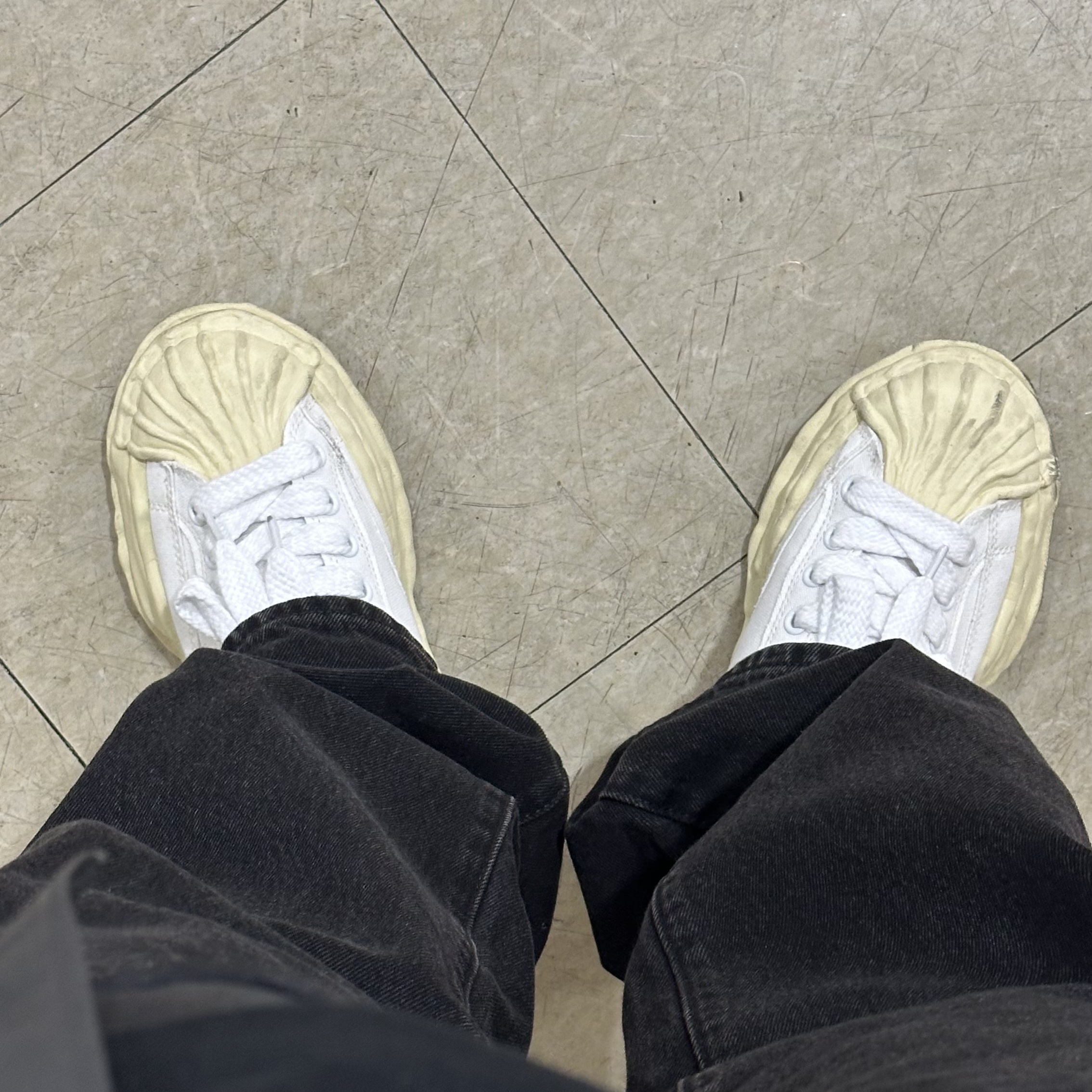 Maison Mihara Yasuhiro Blakey VL OG Sole Canvas Low-top Sneakers White 착용 스타일 - 1