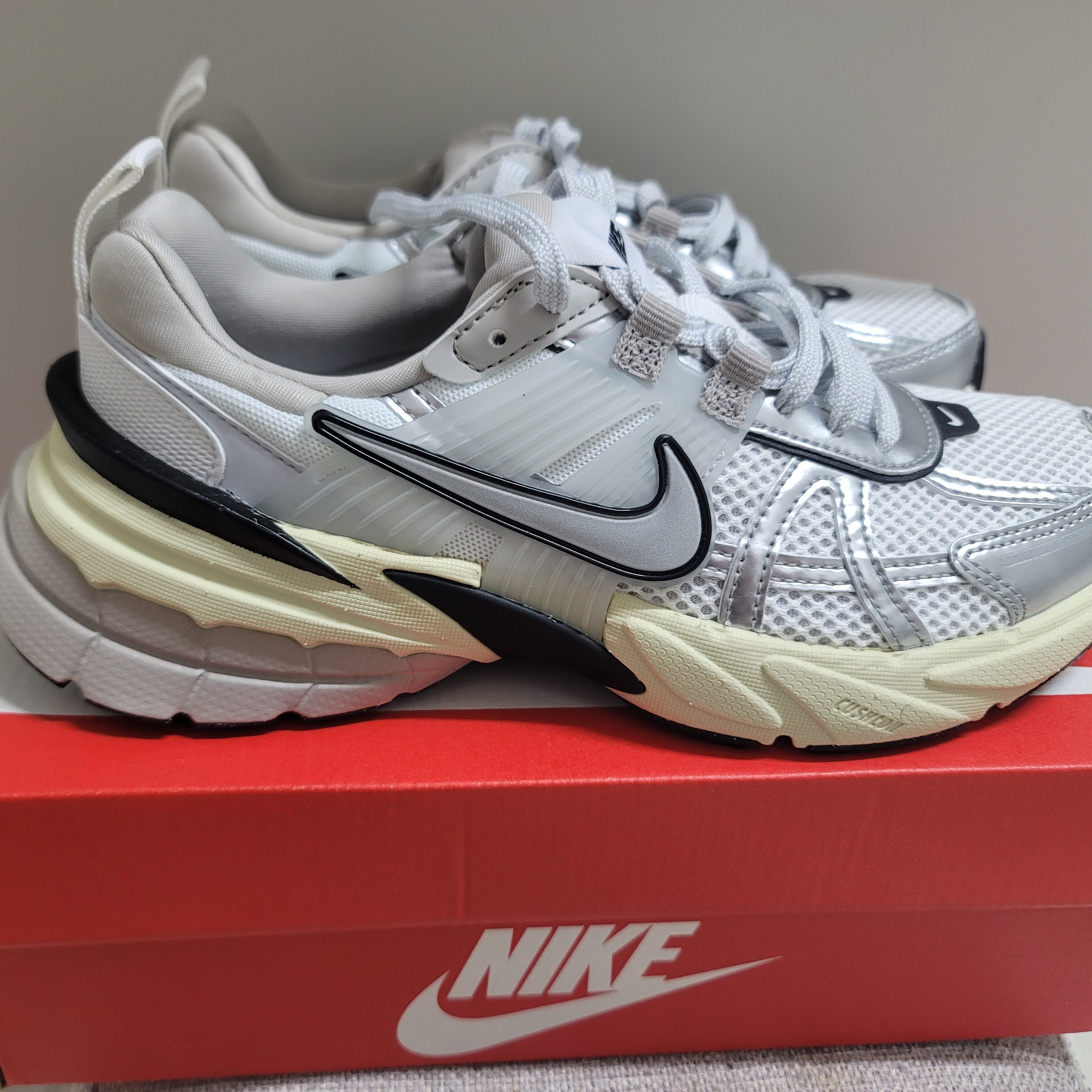 Nike V2K Run Summit White Metallic Silver 착용 스타일