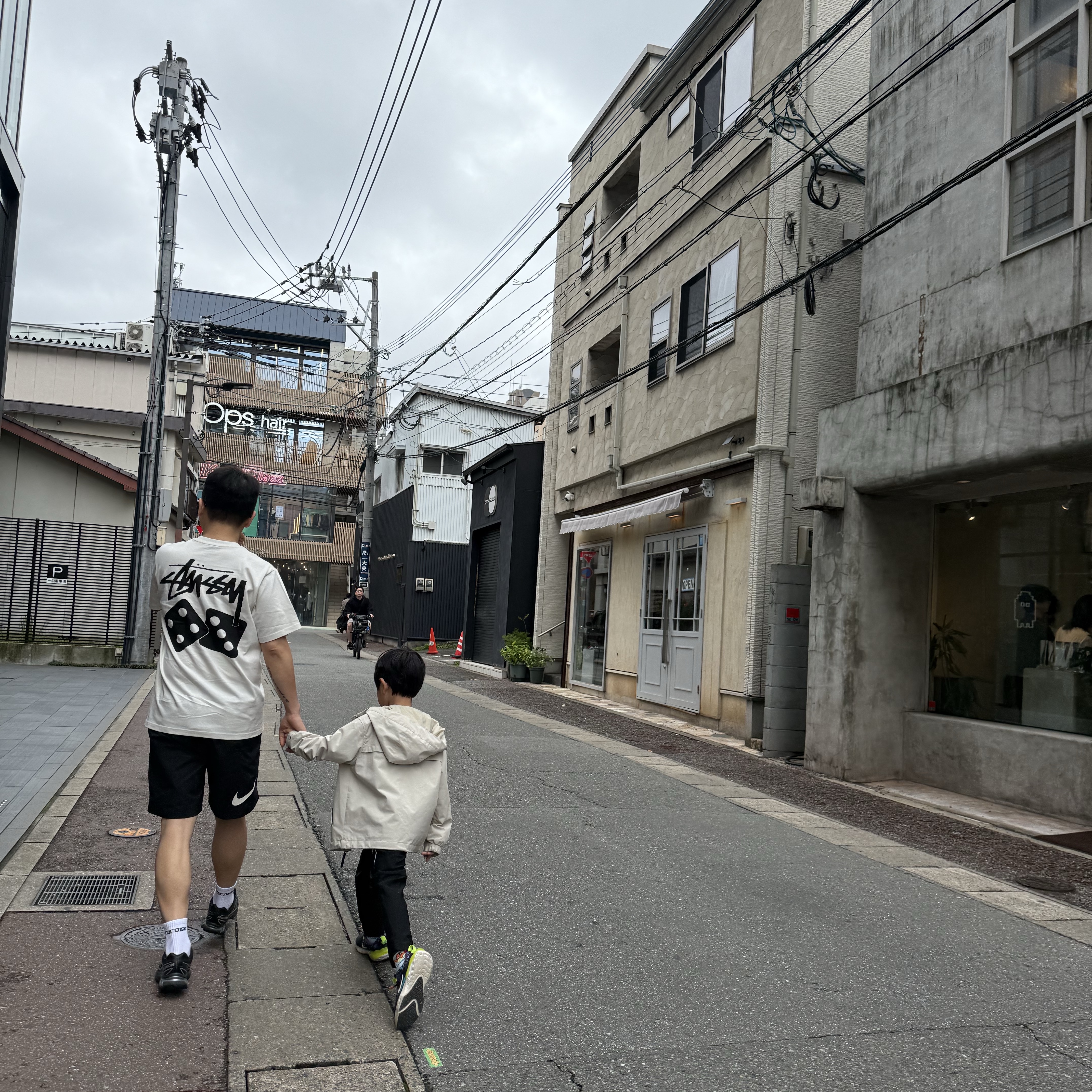 IAB Studio T-Shirt Gray Green - 22FW, Levi's 468 Stay Loose Shorts Black 착용 스타일 - 4
