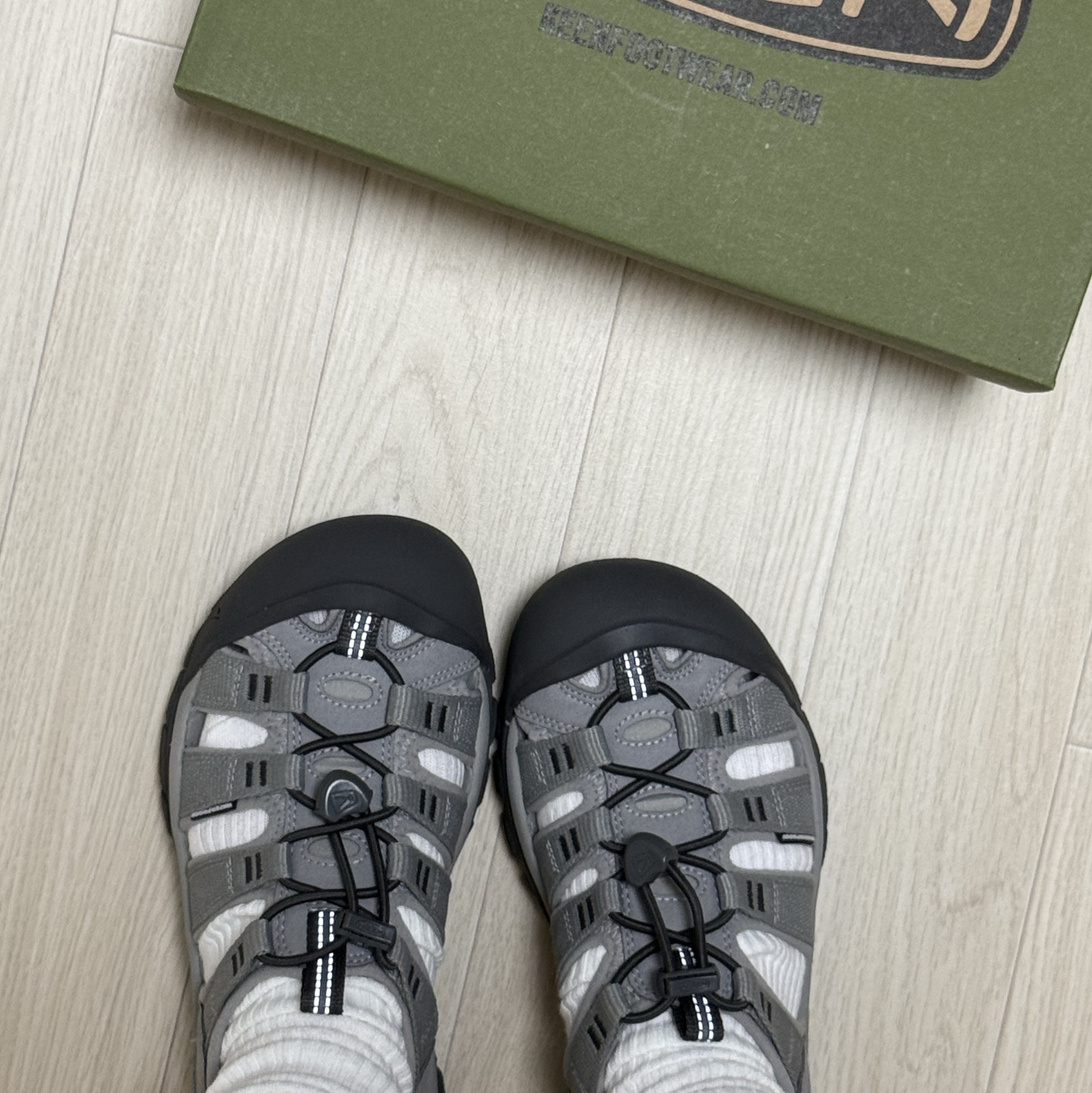 (W) Keen Newport H2 Grey Smoke Blue 착용 스타일 - 2