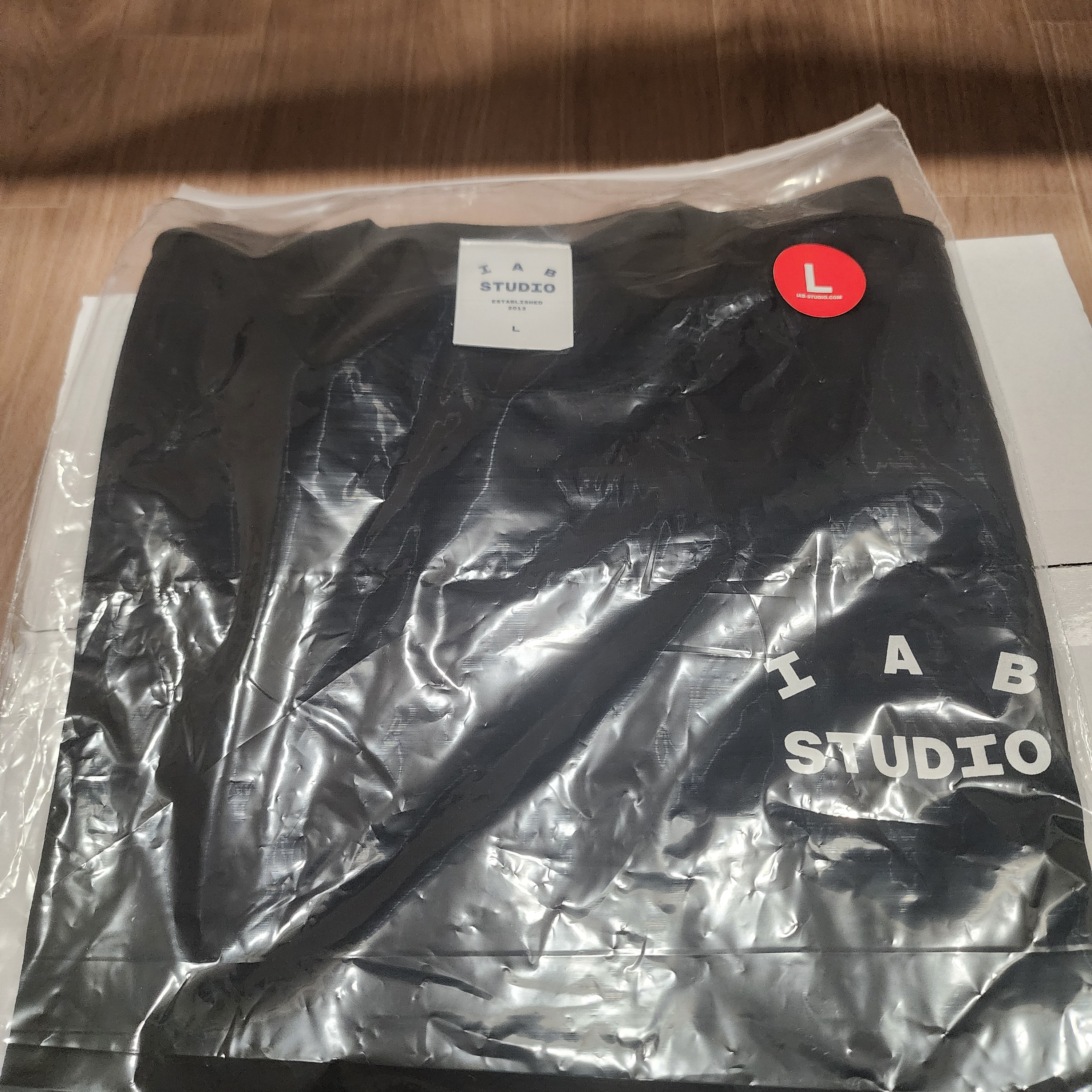 IAB Studio Basic T-Shirt Black White 착용 스타일