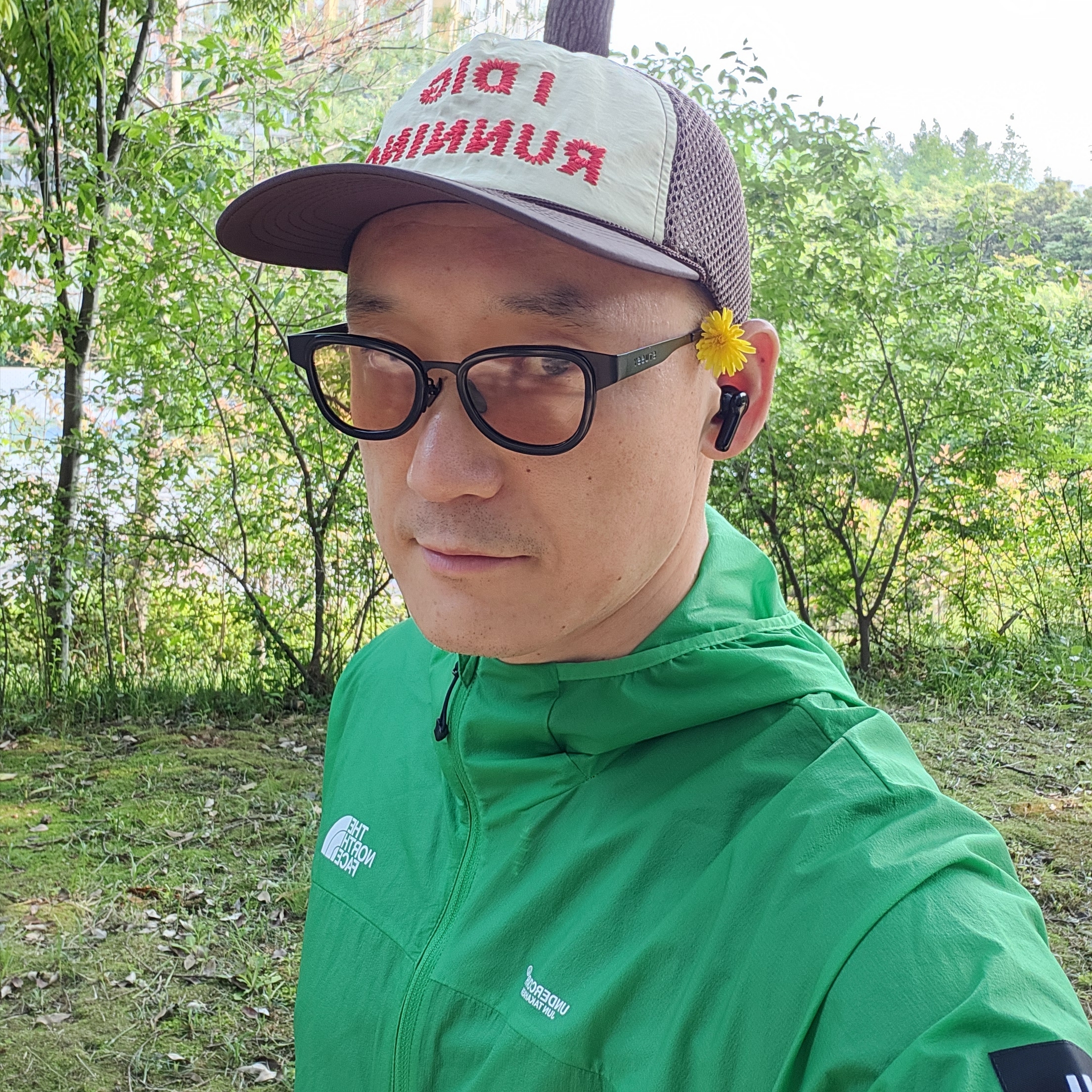 Alex Zono I Dig Running Trucker Hat OG Brown, Stussy Vidal Sunglasses Black Amber Lens 착용 스타일 - 1