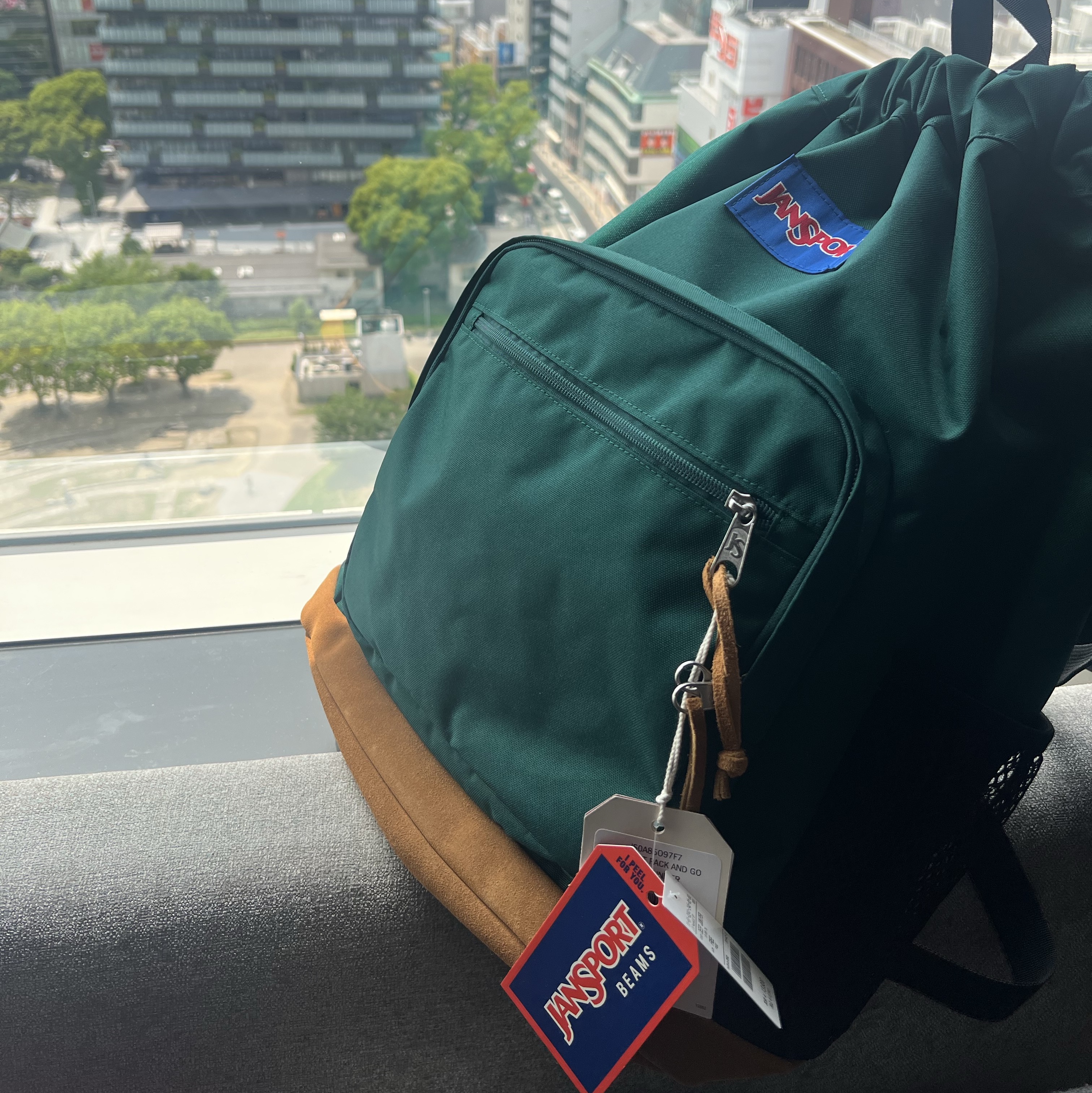 Jansport × Beams Bespoke Pack & Go Deep Juniper 착용 스타일