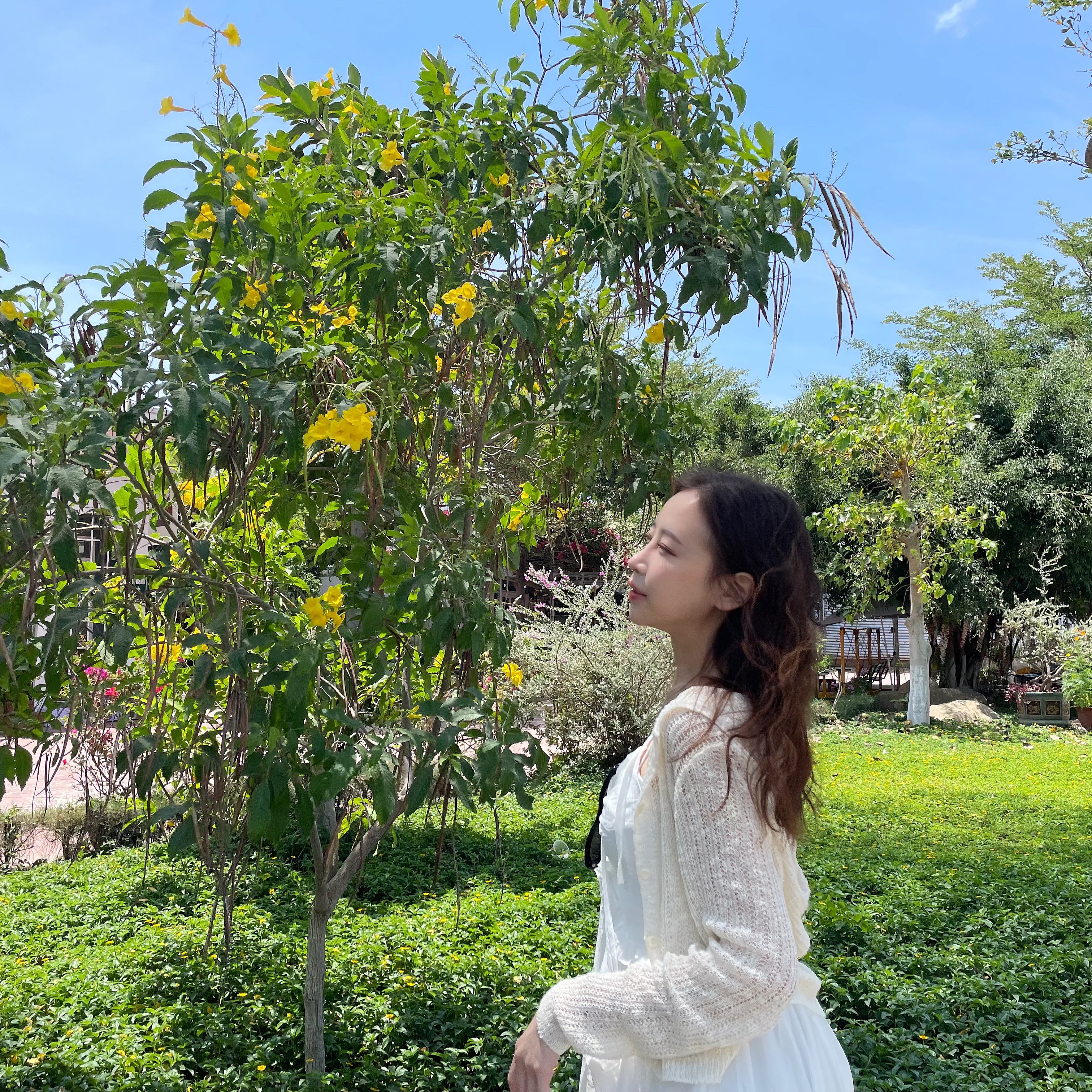 (W) Celine Triomphe 01 Sunglasses in Acetate Black, (W) Saltwater Sandal Original Sandal White 착용 스타일 - 5