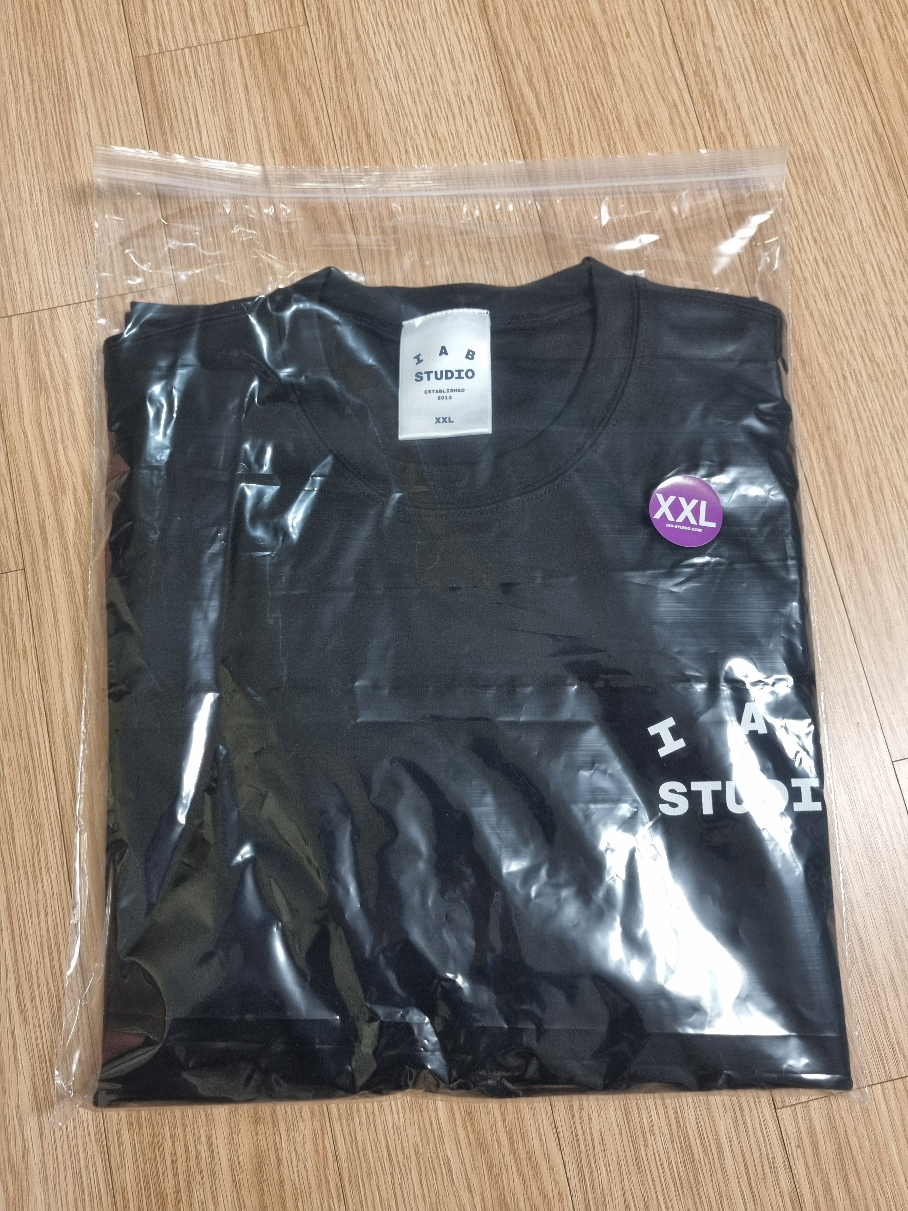 IAB Studio Basic T-Shirt Black White 착용 스타일 - 1