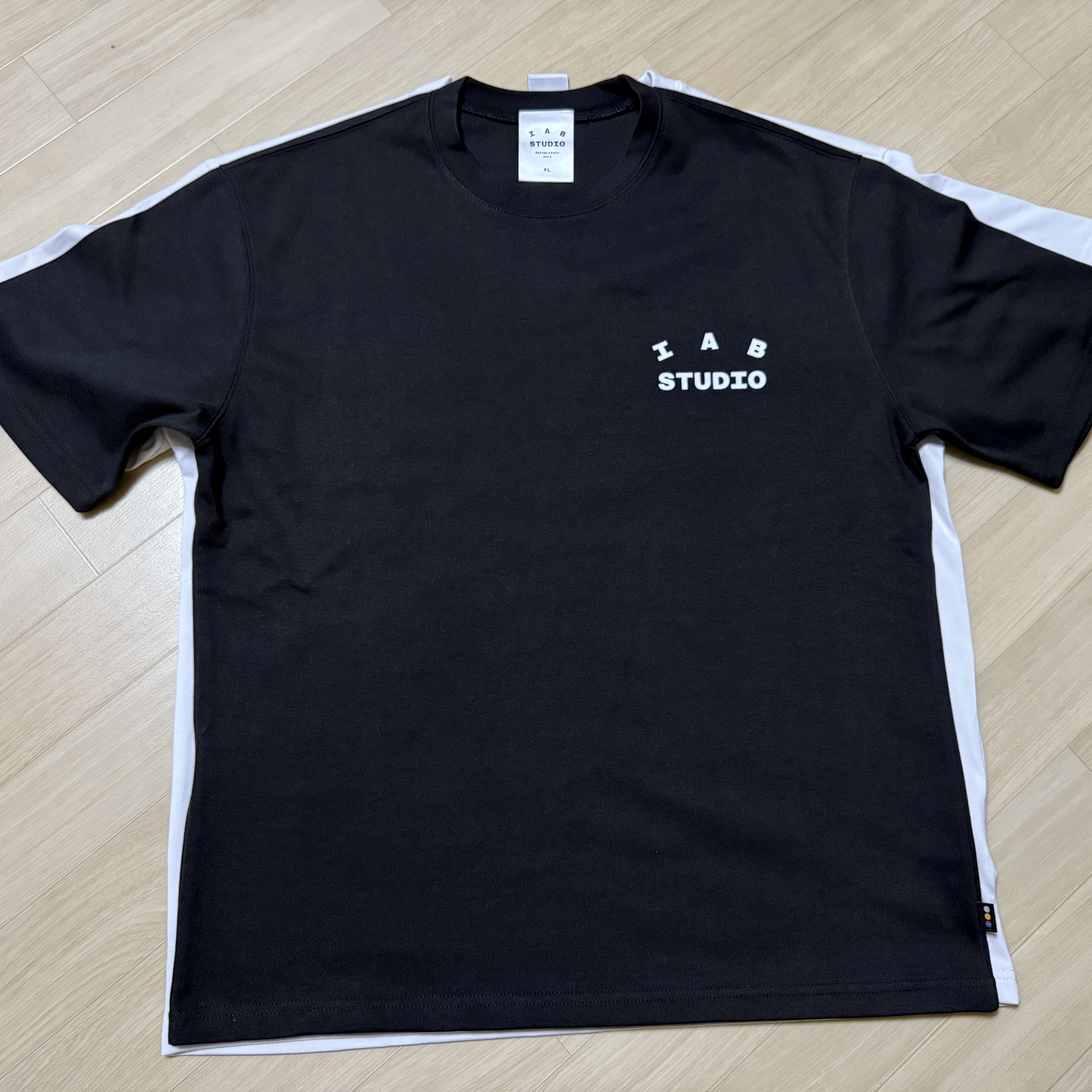 IAB Studio Basic T-Shirt Black White 착용 스타일 - 1