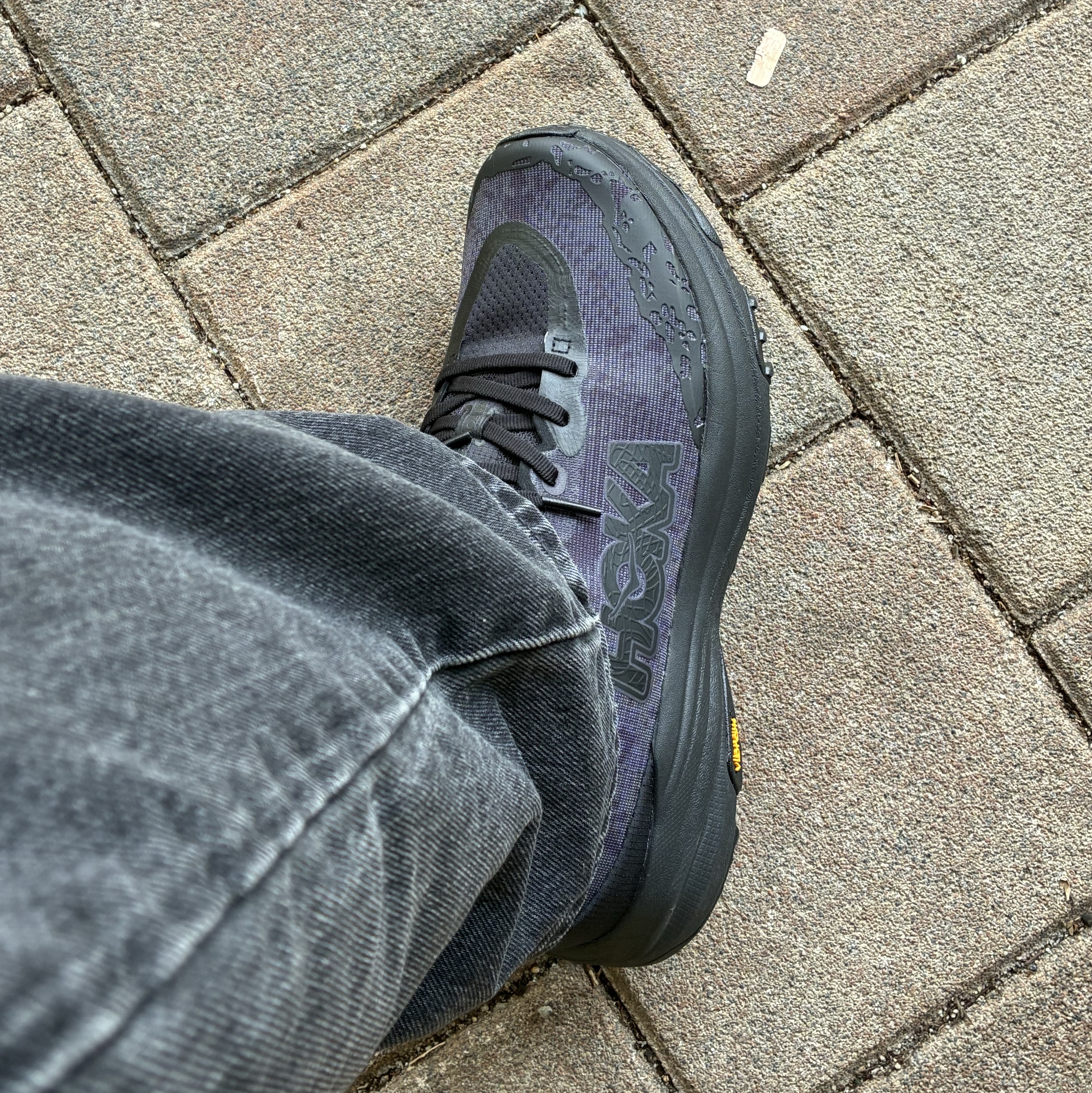Hoka Speedgoat 6 Black 착용 스타일