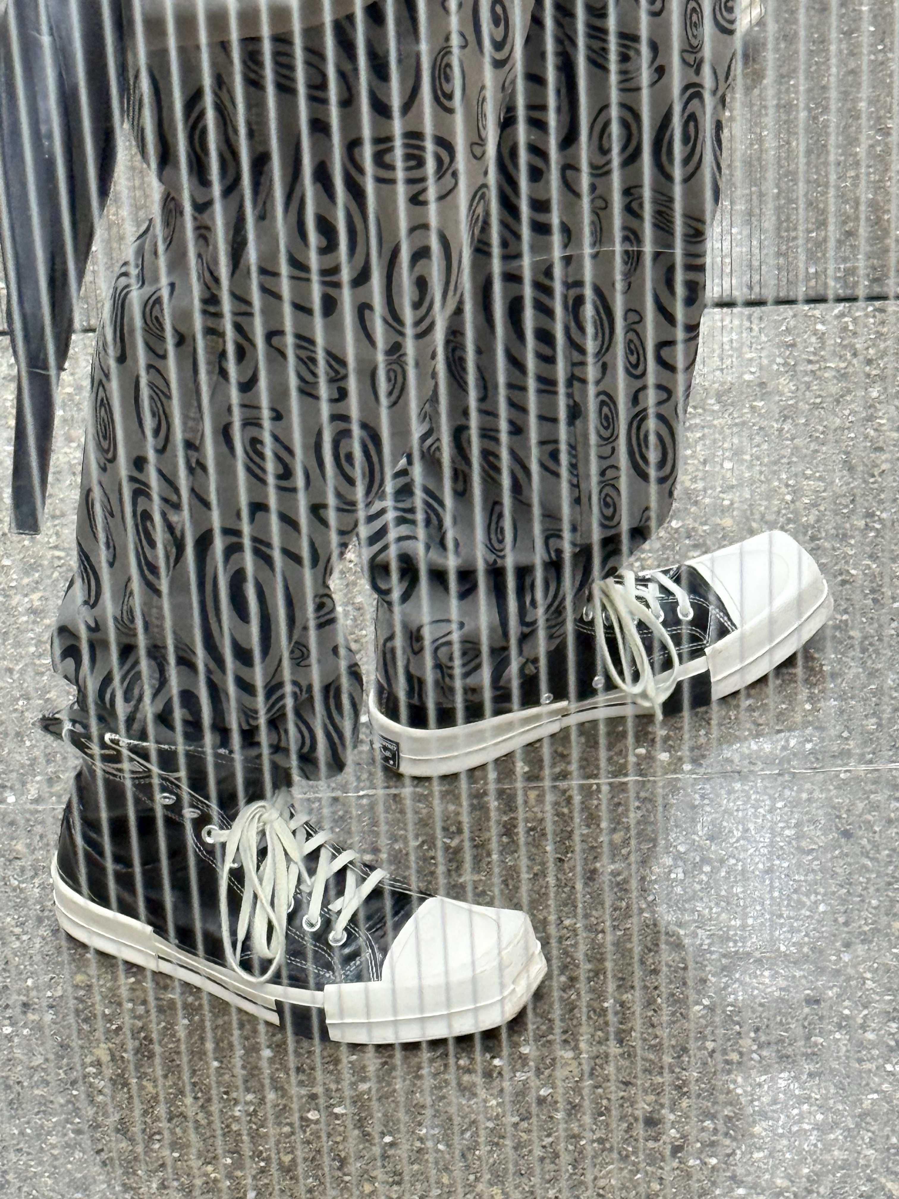 Converse x Drkshdw Turbodrk Chuck 70 Hi Black Lacquered Denim, Stussy Swirly S Beach Pants Sage 착용 스타일 - 2